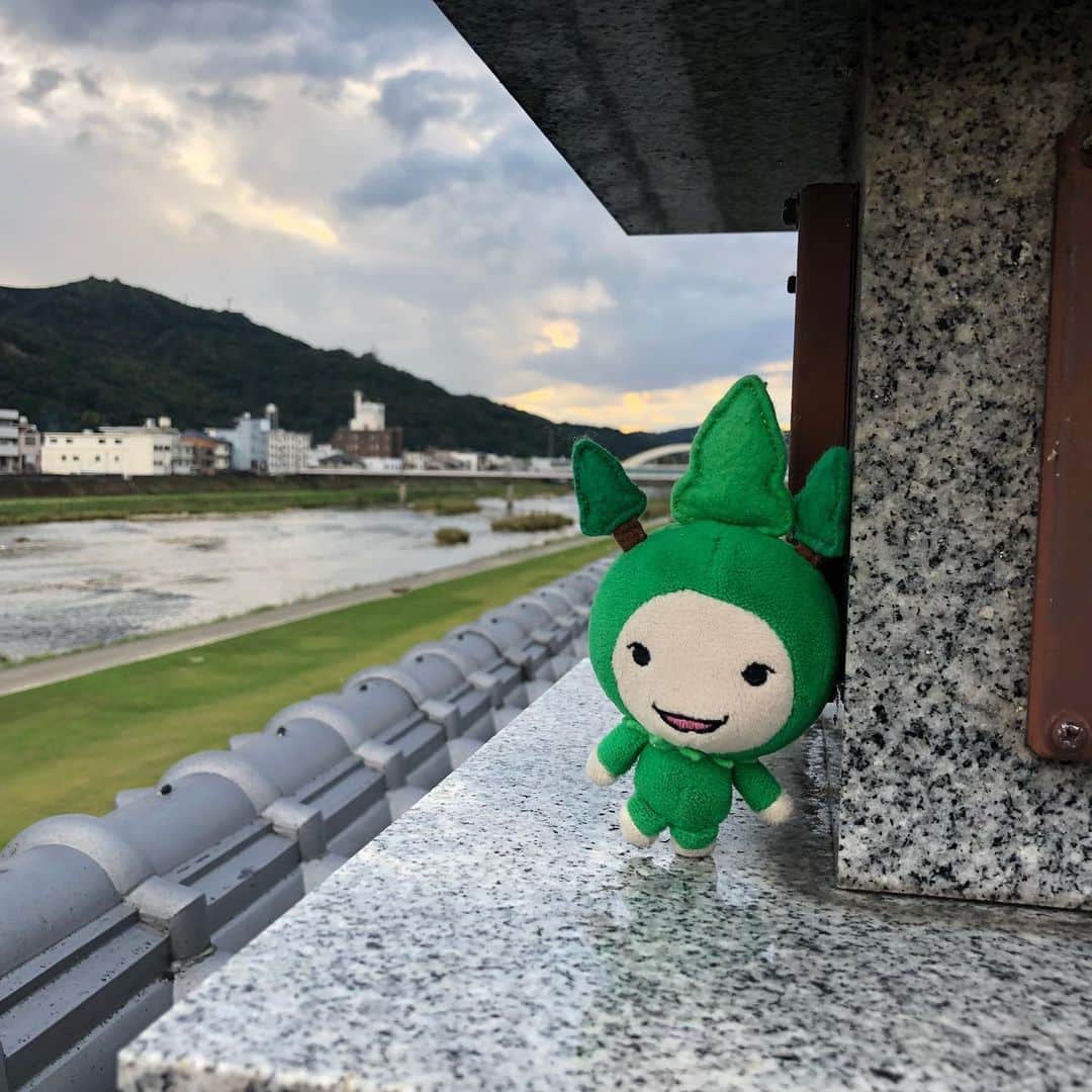 のインスタグラム：「みんなー！台風気をつけてよねー！！」