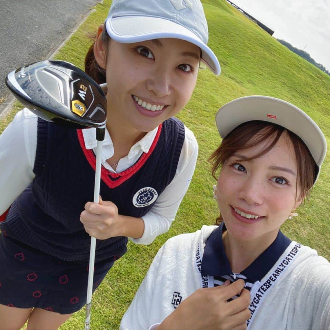 古田ちさこさんのインスタグラム写真 - (古田ちさこInstagram)「⛳️💗 ゴルフが気持ち良い季節ってこういうことか〜✨ 2月にコースデビューした私ですが 雪、寒い、雨続き、暑い、暑すぎる、熱中症寸前… と【ゴルフ＝常に天候との勝負】と思っていたので こんなにまわりやすい日もあるのかとびっくり〜🤪 . 写真のように曇り空なものの 雨は帰る頃に降り始めたのでセーフ☂️✨ . ゆかぴ @yuka__golf とのラウンド 行きも帰りも常に爆笑なのなんでだろ⁇笑 . ランチをかけたニアピン勝負で ぼろ負けしたがっくりショット💥 しっかり動画でおさえられていた〜😂 . ゆかぴのニアピンとったどー的な (私が無理やり)やらせショットもお気に入り💗 . #golf#ゴルフ#ゴルフ初心者#ゴルフラウンド#初心者ゴルフ女子#カープゴルフグッズ#カープコラボ#bristol #rec_#pearlygates#パーリーゲイツ#golffashion#nike #ゴルフ好きな人と繋がりたい#初心者ゴルファー#ゴルフスイング#golfisfun#golfgirl#カープキャップ#カープ女子#ブリストルヒルゴルフクラブ#bristolhillgolfclub」10月11日 23時28分 - chisakofuruta