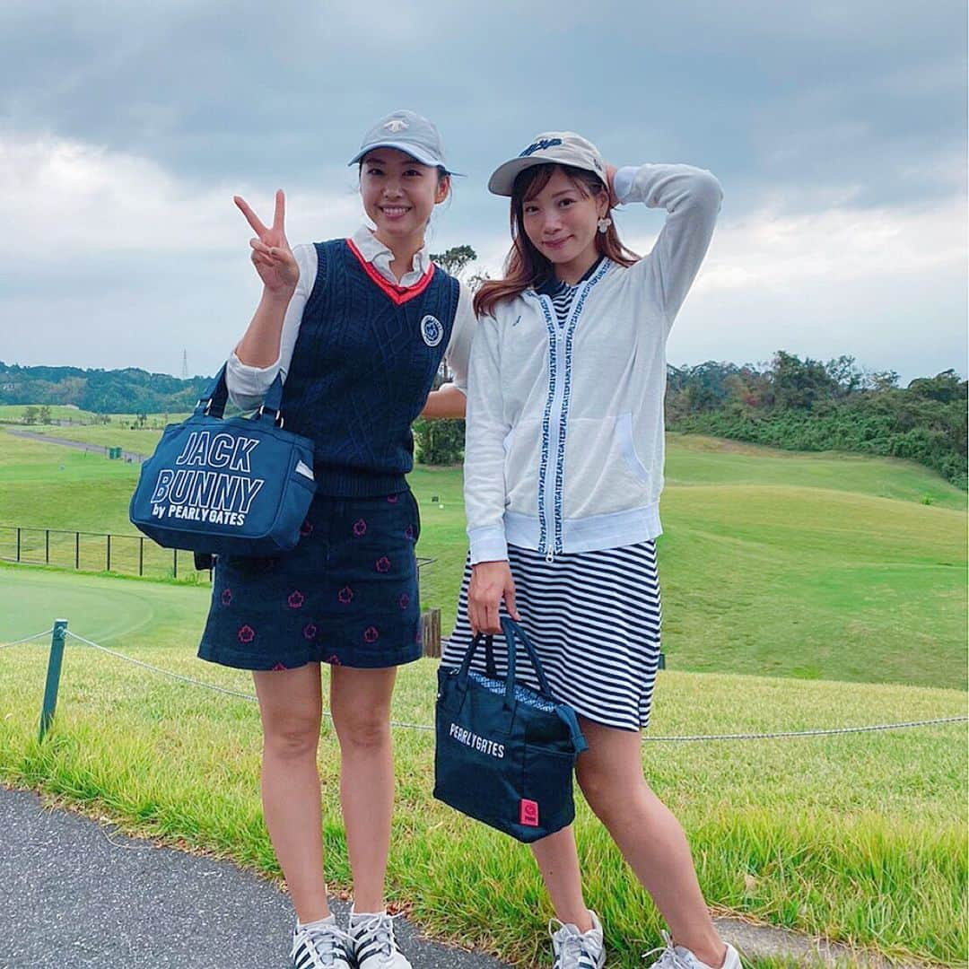 古田ちさこさんのインスタグラム写真 - (古田ちさこInstagram)「⛳️💗 ゴルフが気持ち良い季節ってこういうことか〜✨ 2月にコースデビューした私ですが 雪、寒い、雨続き、暑い、暑すぎる、熱中症寸前… と【ゴルフ＝常に天候との勝負】と思っていたので こんなにまわりやすい日もあるのかとびっくり〜🤪 . 写真のように曇り空なものの 雨は帰る頃に降り始めたのでセーフ☂️✨ . ゆかぴ @yuka__golf とのラウンド 行きも帰りも常に爆笑なのなんでだろ⁇笑 . ランチをかけたニアピン勝負で ぼろ負けしたがっくりショット💥 しっかり動画でおさえられていた〜😂 . ゆかぴのニアピンとったどー的な (私が無理やり)やらせショットもお気に入り💗 . #golf#ゴルフ#ゴルフ初心者#ゴルフラウンド#初心者ゴルフ女子#カープゴルフグッズ#カープコラボ#bristol #rec_#pearlygates#パーリーゲイツ#golffashion#nike #ゴルフ好きな人と繋がりたい#初心者ゴルファー#ゴルフスイング#golfisfun#golfgirl#カープキャップ#カープ女子#ブリストルヒルゴルフクラブ#bristolhillgolfclub」10月11日 23時28分 - chisakofuruta