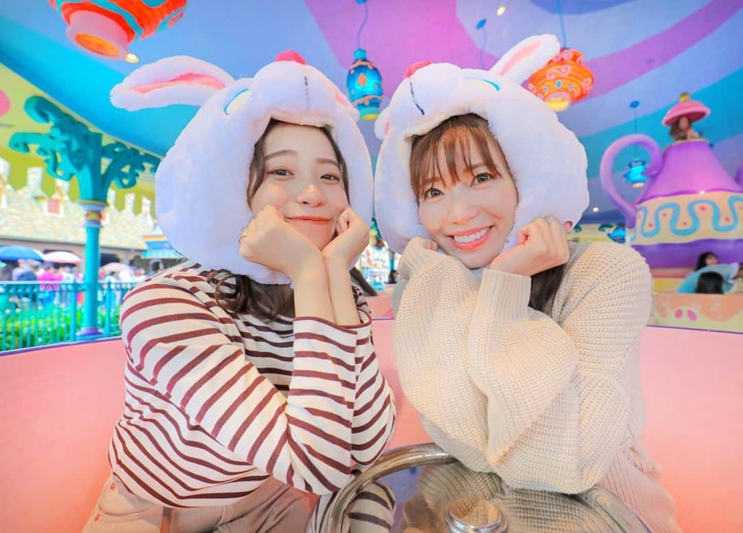 あいにゃんさんのインスタグラム写真 - (あいにゃんInstagram)「まおまおと初ディズニーデート🏰🎈💗💕💗💕新しく発売された不思議の国のアリスに出てくる白うさぎ🐇⏳のファンキャップ2人で買っちゃった〜〜〜♥️♣️ . 頭のボリュームやばめだけど(笑)お友達と一緒に付けると凄く可愛いのでおすすめだよっ😍😍😍💗💕💗💕 . というわけでわたあめカップル、まおまおの笑顔に癒されっぱなしな日でした😍🎶💗リアルにこんな妹がほしかった！！笑。ほんとにほんとにほんっっっとに全てが可愛いくて、さらに可愛いだけじゃなくて性格の良さも滲み出てて、天使とはまおまおのことだなって思った👼💗💕💗💕 . #東京ディズニーランド #東京ディズニーリゾート #ディズニーランド #ディズニーコーデ #tokyodisneyland #tokyodisneyresort #areeam」10月11日 23時29分 - ainyan_0302