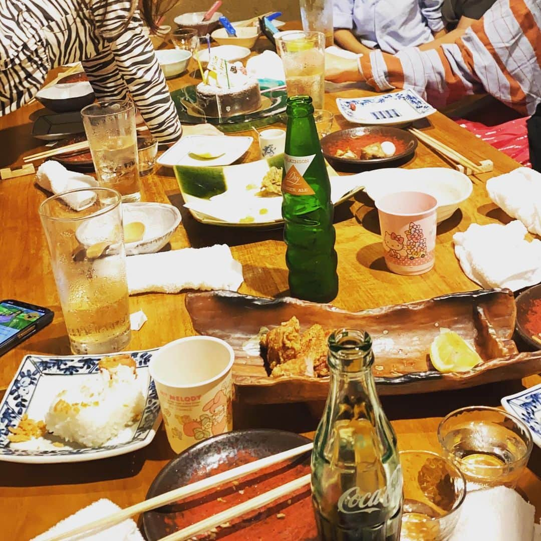 西山茉希さんのインスタグラム写真 - (西山茉希Instagram)「だだいまーって乾杯したら、 おかえりーって迎えてくれた夜ごはん。  #いつのまにか親族のように #いつのまにか当たり前のように #いつのまにかが幸せな場所  おめでとうと、 おかえりと、 ただいまが叶う。  #幸ありありあり  囲んで食べるごはんが美味しくて、 自分が作ってないごはんが美味しくて、 見渡す景色が嬉しくて。  明日に備えて早めに帰宅。 数時間で充電満タン。  映える写真はないけれど、 潤ったメンタルは言葉に残そう。  #華金 #ぐない  ありがとう😋😋😋」10月11日 23時29分 - maki.nshiyama50