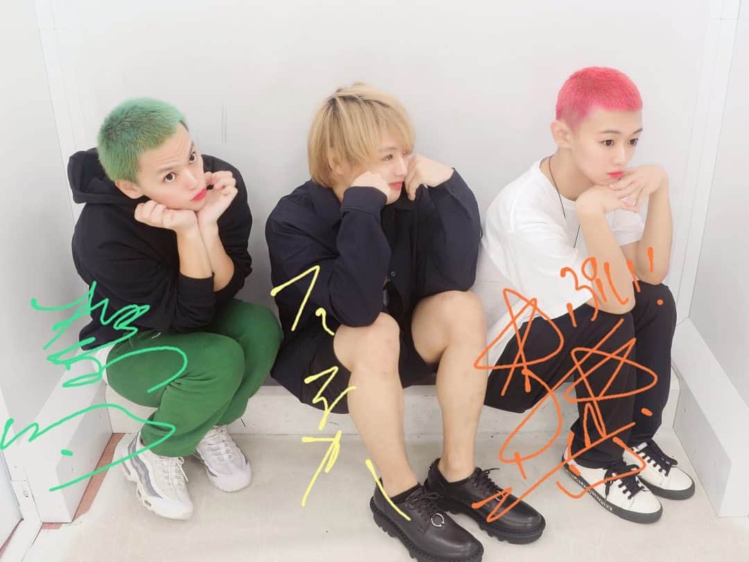 イニ（じん）さんのインスタグラム写真 - (イニ（じん）Instagram)「らぶ♡ 相馬さんと、たなかっちと 会ってきました🐰⭐︎ 髪色が信号機です🚥」10月11日 23時30分 - jinjin10272