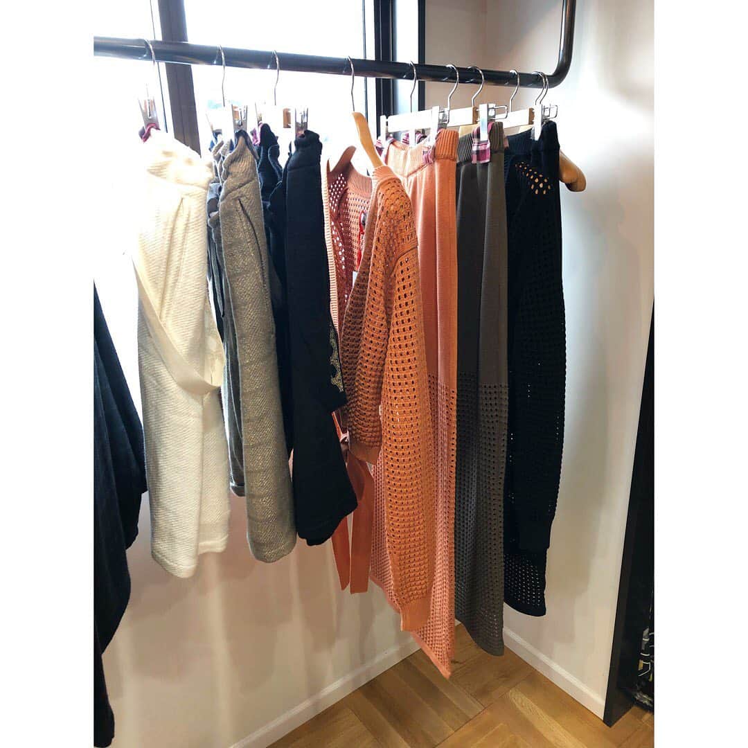 真下玲奈さんのインスタグラム写真 - (真下玲奈Instagram)「大好きな「YummyARIA」さんの展示会に行ってきました〜💙 今期もめちゃめちゃ可愛かった . . 去年まで 黒、禁止令出してたのに… 今回オーダー全部黒！ . でもワンピースもパンツもブルゾンも可愛いのであります🙋‍♀️ . . #展示会 #展示会へ #2020ss #yuumiaria #かわいい洋服 #ワンピース #ブルゾン #パンツ #可愛いすぎた #全部黒 #真下玲奈 #表参道 #もうss #早く届け」10月11日 23時30分 - r.mashitaaa.221