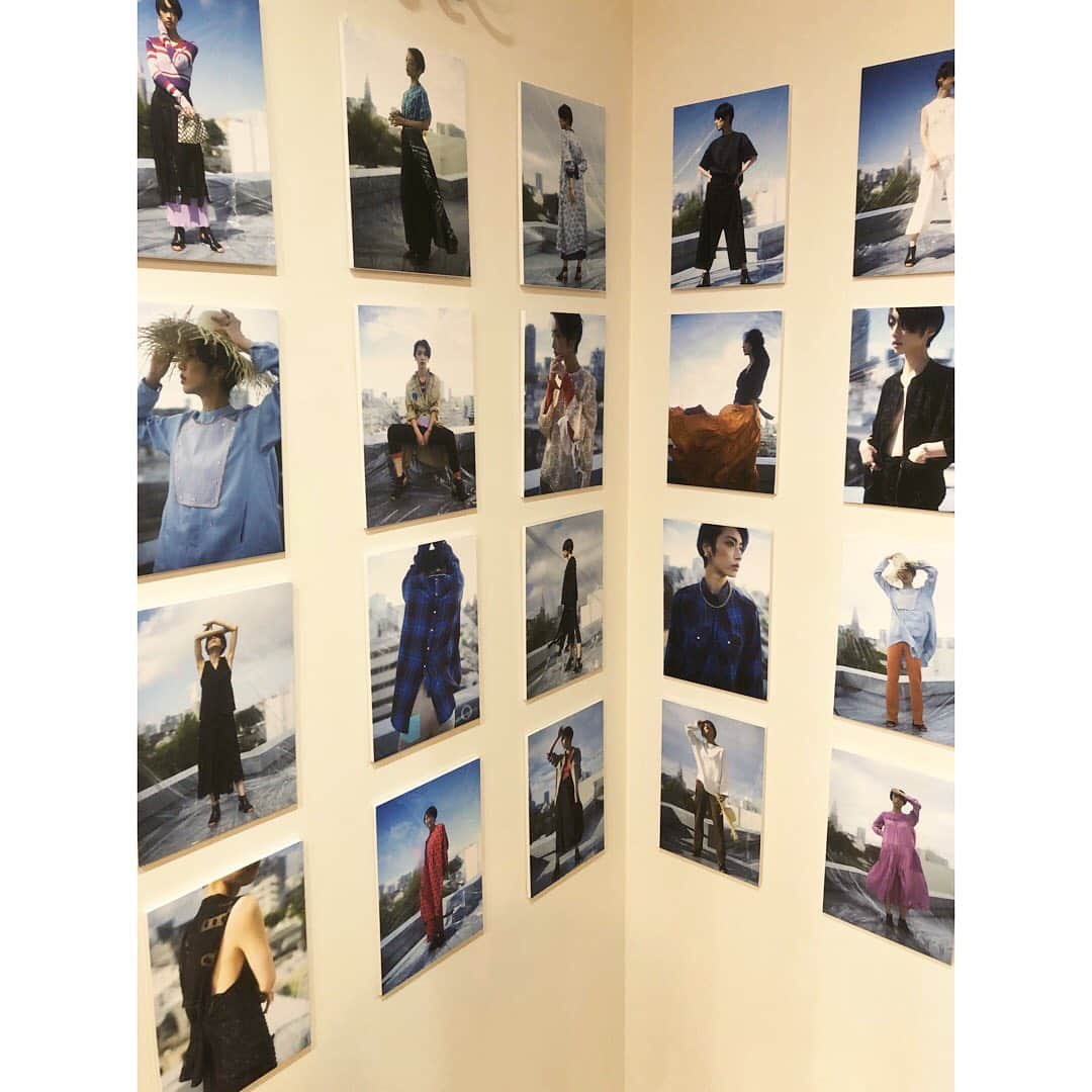 真下玲奈さんのインスタグラム写真 - (真下玲奈Instagram)「大好きな「YummyARIA」さんの展示会に行ってきました〜💙 今期もめちゃめちゃ可愛かった . . 去年まで 黒、禁止令出してたのに… 今回オーダー全部黒！ . でもワンピースもパンツもブルゾンも可愛いのであります🙋‍♀️ . . #展示会 #展示会へ #2020ss #yuumiaria #かわいい洋服 #ワンピース #ブルゾン #パンツ #可愛いすぎた #全部黒 #真下玲奈 #表参道 #もうss #早く届け」10月11日 23時30分 - r.mashitaaa.221