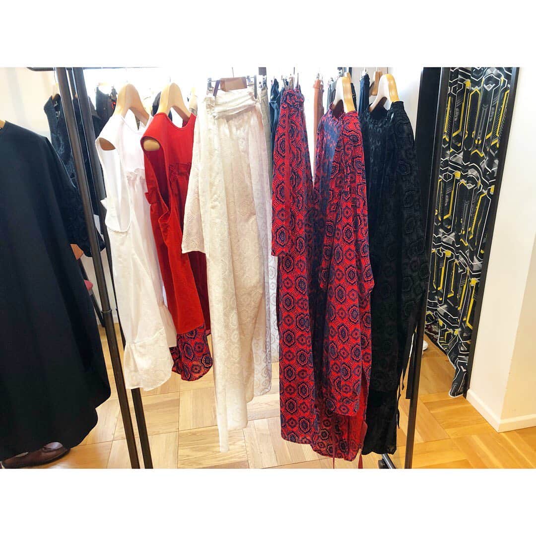真下玲奈さんのインスタグラム写真 - (真下玲奈Instagram)「大好きな「YummyARIA」さんの展示会に行ってきました〜💙 今期もめちゃめちゃ可愛かった . . 去年まで 黒、禁止令出してたのに… 今回オーダー全部黒！ . でもワンピースもパンツもブルゾンも可愛いのであります🙋‍♀️ . . #展示会 #展示会へ #2020ss #yuumiaria #かわいい洋服 #ワンピース #ブルゾン #パンツ #可愛いすぎた #全部黒 #真下玲奈 #表参道 #もうss #早く届け」10月11日 23時30分 - r.mashitaaa.221