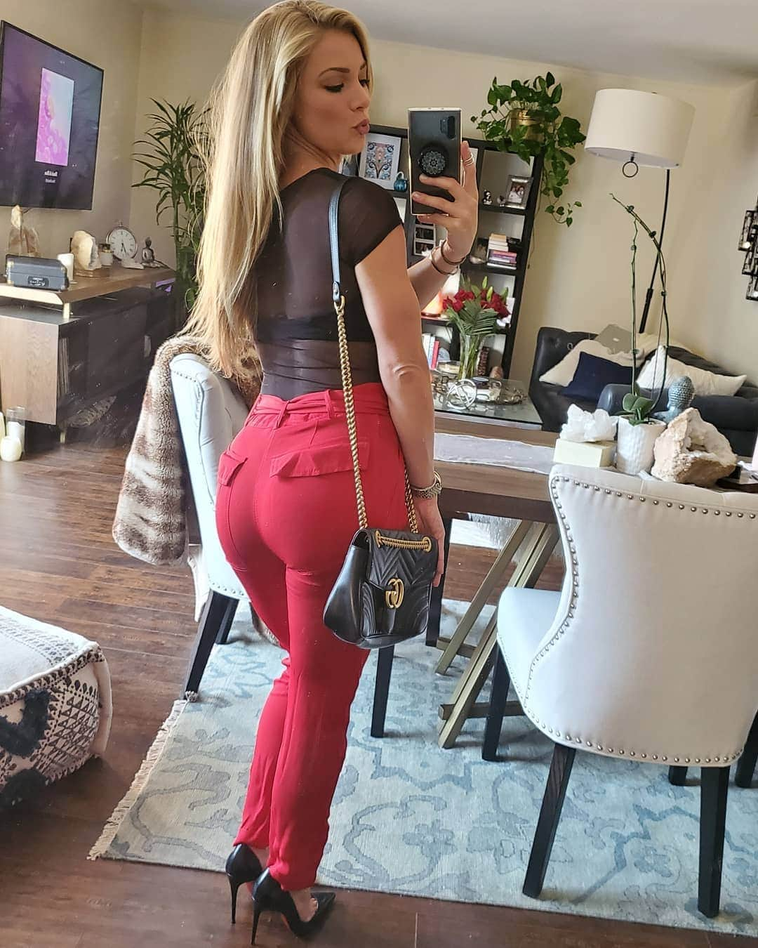 Nikki Leighさんのインスタグラム写真 - (Nikki LeighInstagram)「🚨🆆🅰🆁🅽🅸🅽🅶: #Red hot #Silk pants. Nothing fits better! 🔥🚨 . #stylejunkie #fashiongals #dolifeaf #ltksalealert #newvintagehandbags #casualoutfits #wearitloveit #wearthisnext #wentoutlikethis #myfashiondiary #ootdlovers #fashionaddicted #realoutfitgram #fashionaddict #aboutalook #realoutfit #ootdfashion #thefashionforce #hairandstyles #longhair」10月12日 10時28分 - missnikkileigh