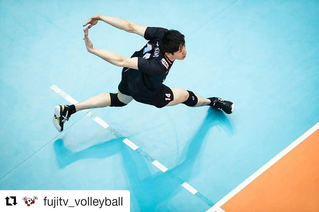 岡山放送さんのインスタグラム写真 - (岡山放送Instagram)「#Repost @fujitv_volleyball (@get_repost) ・・・ ワールドカップバレー2019男子大会８戦目‼️ ４２年ぶりのメダルに向けた負けられない戦い🔥 日本はフルセットの激戦を制し、２４年ぶりの４連勝となりました😆🙌 第１セットを25-14で取ると『油断してしまった』と話す選手たち。 第２セットからエジプトの猛攻が始まります💦相手エースを止められず、西田選手や石川選手が連続でブロックされフルセットへ… 嫌な流れを断ち切ったのは日本のチーム力でした💪 絶対にコートにボールを落とさない、そんな気迫のディフェンスで繋いだボール🏐 最後は小野寺選手のクイックを相手が返しきれず、日本の勝利✨ 苦労してもぎ取った一勝は日本をまた強くしました😭✨ 試合後… エジプトのブロックに苦しんだ西田選手は『次の成長に繋げないとダメ。もう二度とこんな想いしたくない』と悔しさを露わにし、福澤選手はこの勝利を『フルセットで勝った、ということ以上の価値がある。世界と戦えるんだという事をひとつひとつ勝って証明していくことでしかファンの皆さんの心はつかめない』と話しました。 石川選手は『ラスト３戦、ここで勝つために今シーズンやってきた。僕だけじゃなくチームとして。覚悟・準備はできているのであとは試合に臨むだけ』と強い覚悟を胸に会場を後にしました。  日に日に強さが増す日本をみんなで応援しましょう📣頑張れ、ニッポン🇯🇵 #photobyFIVB  #フジテレビ系列#FNS#8ch#OHK#岡山放送」10月12日 10時25分 - ohk_official