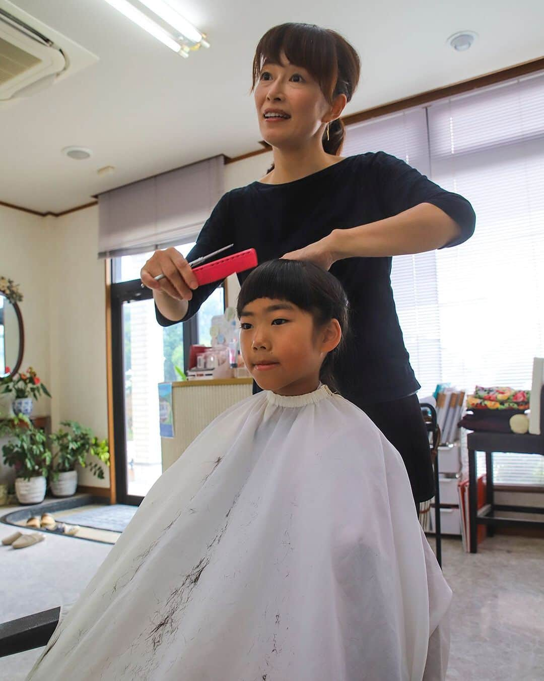 愛知県田原市さんのインスタグラム写真 - (愛知県田原市Instagram)「* You look beautiful when you are working hard! 働く姿は美しい！  #台風心配#外には出ないでね#情報が大切  今日は#to work #田原で働く#美容師さん #色んなお仕事#頑張ってる人集まれ！ #カットしてみんなかわいくなっちゃう♡  #たはら暮らし  #渥美半島#田原市#田原#伊良湖岬#伊良湖#赤羽根#菜の花浪漫街道  #tahara#irago#akabane #サーフィン#surfing#田舎暮らし#日々の暮らし#休日の過ごし方#スローライフ#instagramjaran#igersjp」10月12日 8時55分 - tahara_kurashi