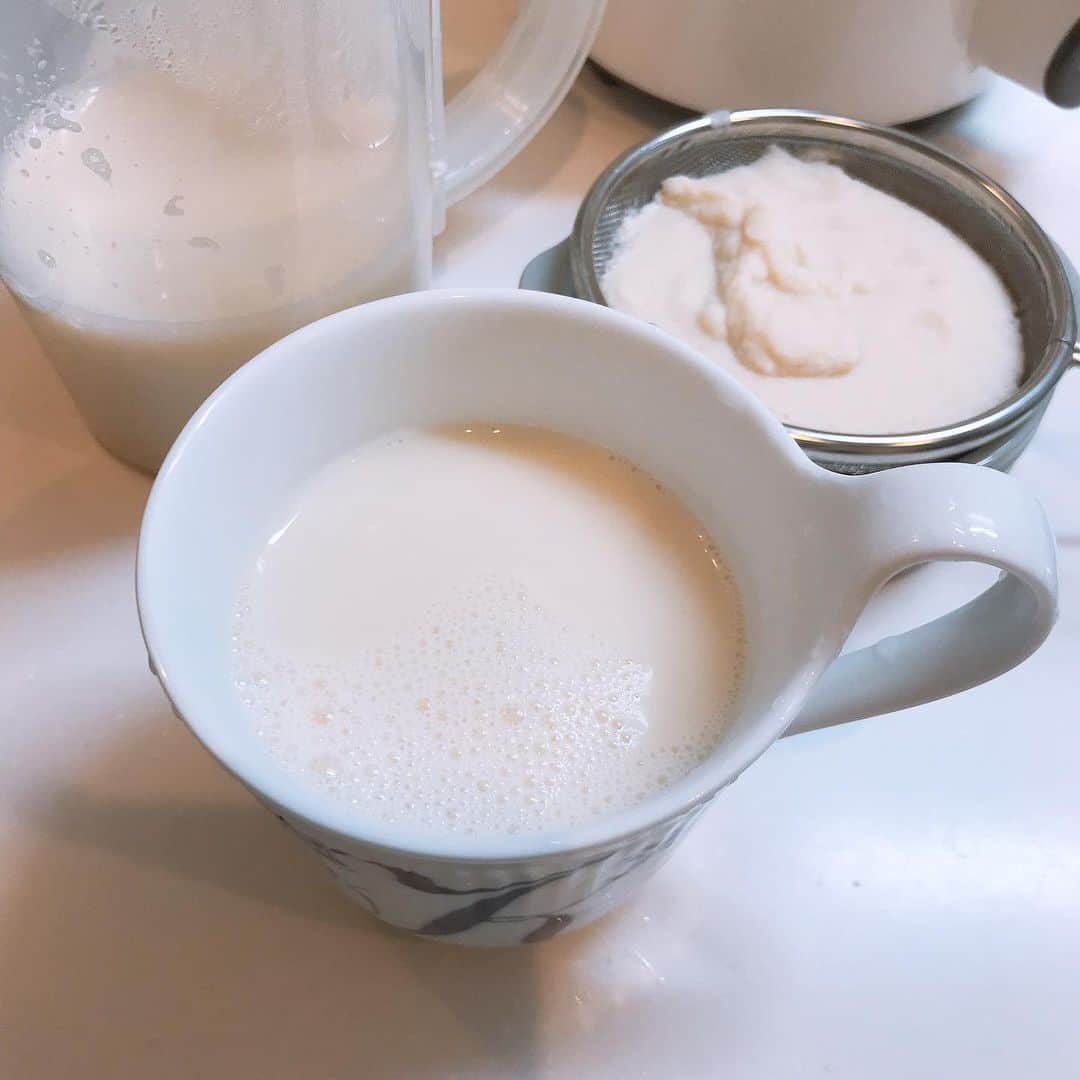 芦田桂子さんのインスタグラム写真 - (芦田桂子Instagram)「おはようございます！ 都内は雨風強くなってきました🌀 こんな朝はゆったり自家製豆乳を作りました😊 ふんわり優しいお味でココロも穏やかになります💕 ・ 豆乳をこしてニガリを入れたらお豆腐ができるほど濃厚✨ こしてザルに残ってるものはおからなのでお料理に使えるの✌️ ・ 今日は自宅に引きこもりなのでレシピ開発✨ おから×大好きなりんご🍎を使ってパウンドケーキ焼いてみようかな.... 停電したらアウトだけど 美味しくできたらまたアップしますね😊 ・ #豆乳  #自家製豆乳  #高タンパク #低カロリー #イソフラボン #女性ホルモン似た働き #食物繊維 #オリゴ糖 #腸内活性 #引きこもり生活 #台風19号 #台風の被害があまりありませんように  #皆さんお気をつけて  #芦田桂子」10月12日 9時37分 - keiko_ashida