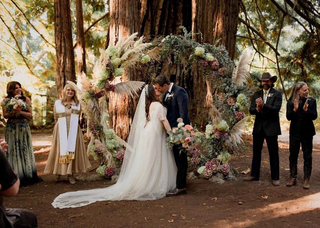ホリー・マリー・コームズのインスタグラム：「I told @charlotte_and_daughters that the only thing I cared about was the flowers and she did not disappoint. It was an actual fairy land. 🌺 #fbf #hollysmagicmike」