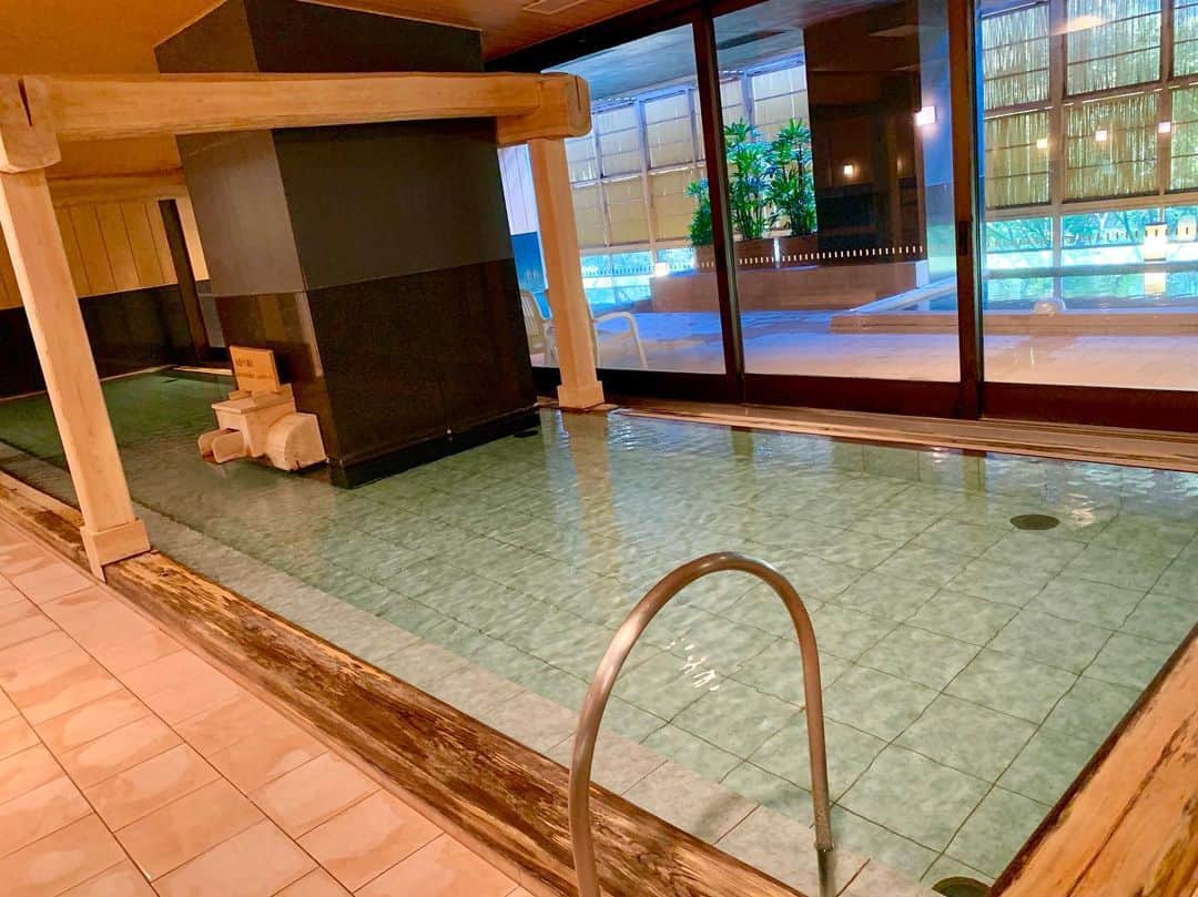 わっきーさんのインスタグラム写真 - (わっきーInstagram)「鬼怒川温泉ホテルをわっきーTVで動画レポしてきました。 2年前に一部リニューアルされた部屋があり、今回はそちらに泊まりました。 カジュアルな雰囲気で、外は鬼怒川が流れています。 お風呂は2パターンあり、木造りと石造り。 昭和の佇まいも感じつつ、心も体も落ち着けた有意義な時間でした。  #鬼怒川温泉ホテル  #鬼怒川  #鬼怒川温泉  #温泉  #温泉旅行  #露天風呂 #栃木  #栃木観光  #栃木グルメ  #youtube #youtuber #わっきーtv #わっきー #食レポ #飯テロ #飯テログラム #飯テロ動画」10月12日 9時50分 - makoto_ishiwaki