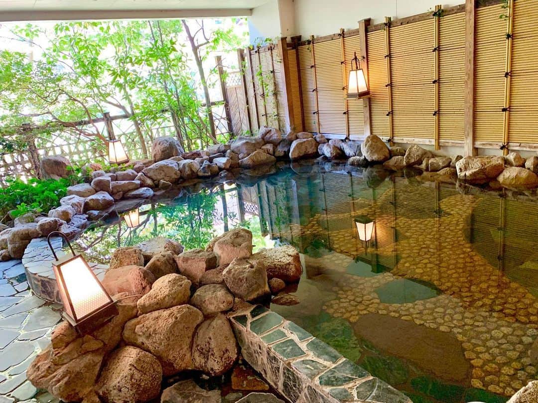 わっきーさんのインスタグラム写真 - (わっきーInstagram)「鬼怒川温泉ホテルをわっきーTVで動画レポしてきました。 2年前に一部リニューアルされた部屋があり、今回はそちらに泊まりました。 カジュアルな雰囲気で、外は鬼怒川が流れています。 お風呂は2パターンあり、木造りと石造り。 昭和の佇まいも感じつつ、心も体も落ち着けた有意義な時間でした。  #鬼怒川温泉ホテル  #鬼怒川  #鬼怒川温泉  #温泉  #温泉旅行  #露天風呂 #栃木  #栃木観光  #栃木グルメ  #youtube #youtuber #わっきーtv #わっきー #食レポ #飯テロ #飯テログラム #飯テロ動画」10月12日 9時50分 - makoto_ishiwaki