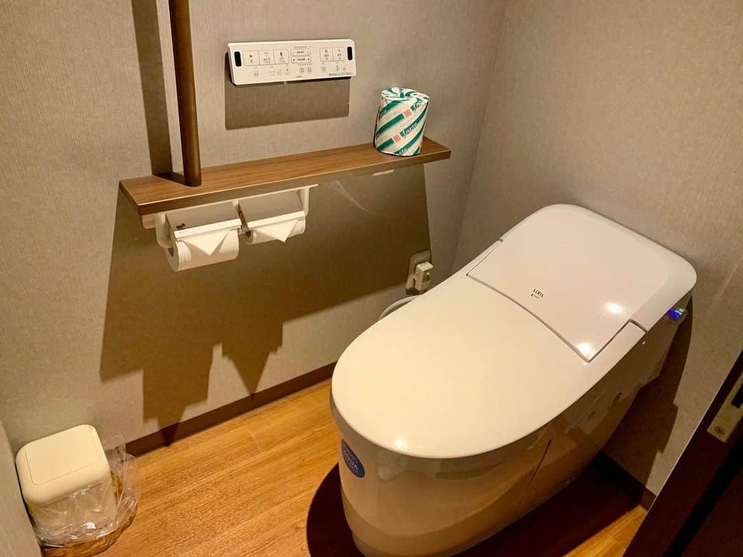 わっきーさんのインスタグラム写真 - (わっきーInstagram)「鬼怒川温泉ホテルをわっきーTVで動画レポしてきました。 2年前に一部リニューアルされた部屋があり、今回はそちらに泊まりました。 カジュアルな雰囲気で、外は鬼怒川が流れています。 お風呂は2パターンあり、木造りと石造り。 昭和の佇まいも感じつつ、心も体も落ち着けた有意義な時間でした。  #鬼怒川温泉ホテル  #鬼怒川  #鬼怒川温泉  #温泉  #温泉旅行  #露天風呂 #栃木  #栃木観光  #栃木グルメ  #youtube #youtuber #わっきーtv #わっきー #食レポ #飯テロ #飯テログラム #飯テロ動画」10月12日 9時50分 - makoto_ishiwaki