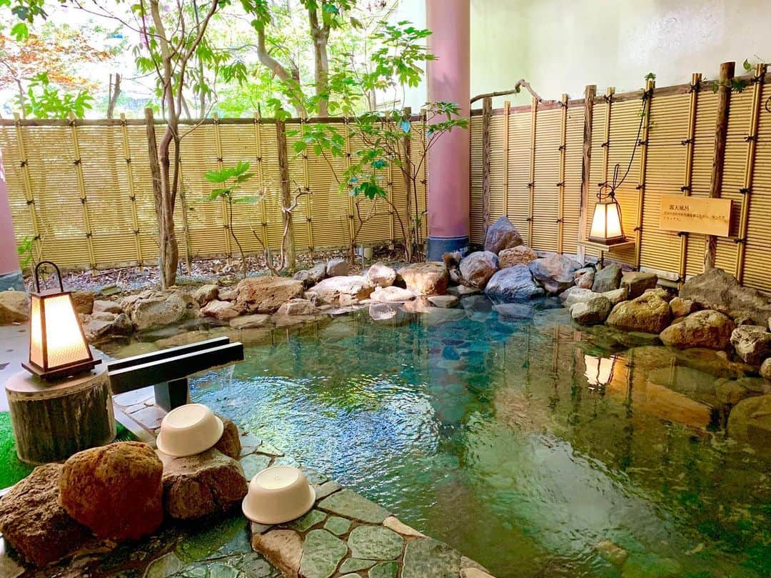 わっきーさんのインスタグラム写真 - (わっきーInstagram)「鬼怒川温泉ホテルをわっきーTVで動画レポしてきました。 2年前に一部リニューアルされた部屋があり、今回はそちらに泊まりました。 カジュアルな雰囲気で、外は鬼怒川が流れています。 お風呂は2パターンあり、木造りと石造り。 昭和の佇まいも感じつつ、心も体も落ち着けた有意義な時間でした。  #鬼怒川温泉ホテル  #鬼怒川  #鬼怒川温泉  #温泉  #温泉旅行  #露天風呂 #栃木  #栃木観光  #栃木グルメ  #youtube #youtuber #わっきーtv #わっきー #食レポ #飯テロ #飯テログラム #飯テロ動画」10月12日 9時50分 - makoto_ishiwaki