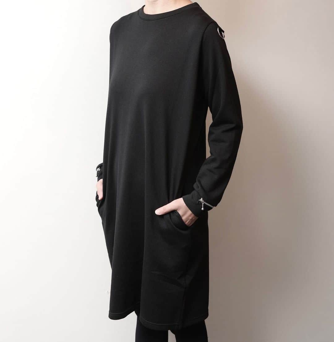 のインスタグラム：「TEARS OF SWAN-DEFORMATION  SWEAT ONEPIECEになります!! official webshopにてオーダー開始ですので宜しくお願い致します(^^) http://tears-of-swan.shop-pro.jp/?pid=146136804 (モデル着用Mサイズ、10月下旬〜11月上旬販売開始です) ※プロフィール下のURLからofficial websiteがご覧頂けます  @tears_of_swan  #tearsofswan  #sweat #onepiece #sweateronepiece  #スウェットワンピ #スウェットワンピース」