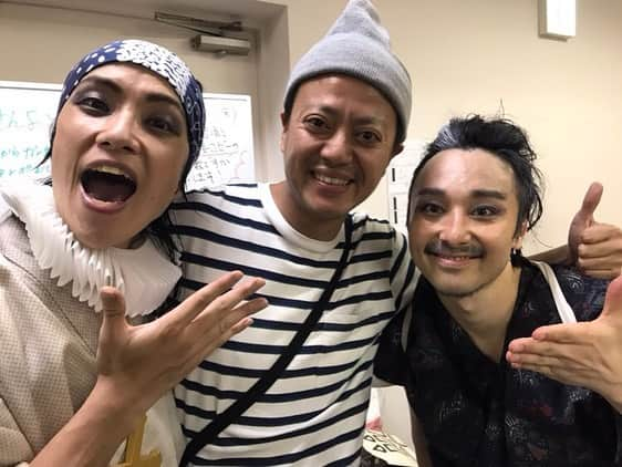 佐藤太一郎さんのインスタグラム写真 - (佐藤太一郎Instagram)「劇団そとばこまちの『のうみん』鑑賞。 小劇場の熱量とパワーを感じる、素敵な舞台でした！ 役者の皆さんだけでなく、ダンサーさんが素晴らしかった。 芝居で、付け足しのようなダンスはよく見るけれど、今回のダンスは必然性があり、作品の肝となる存在でした。 練習量が見える作品が好きで、俺も頑張れば何者かになれるんじゃないかという可能性を感じて、身体が熱くなります。 知っている役者さんもたくさん出ていて、頑張っているみんなの姿に、元気をもらいまくりました。 みんな、千秋楽まで頑張って。 わっしょい！！！」10月12日 9時56分 - satotaichiro_shinkigeki