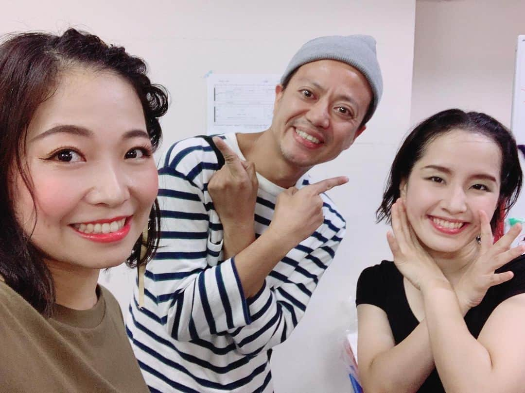 佐藤太一郎さんのインスタグラム写真 - (佐藤太一郎Instagram)「劇団そとばこまちの『のうみん』鑑賞。 小劇場の熱量とパワーを感じる、素敵な舞台でした！ 役者の皆さんだけでなく、ダンサーさんが素晴らしかった。 芝居で、付け足しのようなダンスはよく見るけれど、今回のダンスは必然性があり、作品の肝となる存在でした。 練習量が見える作品が好きで、俺も頑張れば何者かになれるんじゃないかという可能性を感じて、身体が熱くなります。 知っている役者さんもたくさん出ていて、頑張っているみんなの姿に、元気をもらいまくりました。 みんな、千秋楽まで頑張って。 わっしょい！！！」10月12日 9時56分 - satotaichiro_shinkigeki