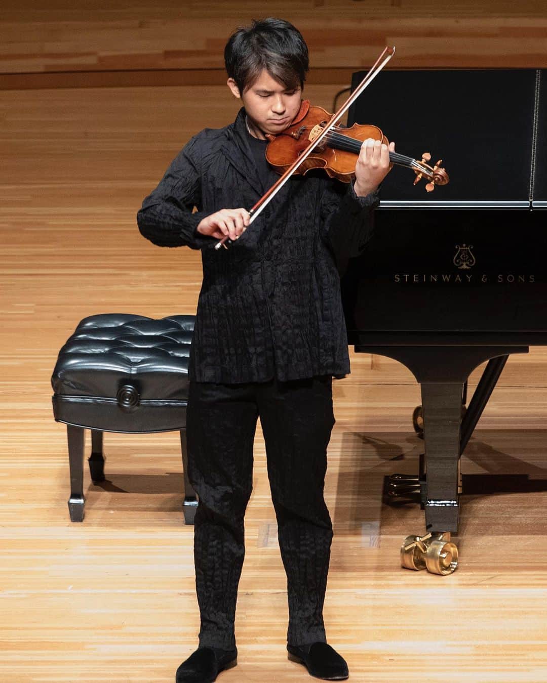 三浦文彰（ヴァイオリニスト）さんのインスタグラム写真 - (三浦文彰（ヴァイオリニスト）Instagram)「Some Bach 🎻　©️Hikaru Hoshi #arkclassics#suntoryhall#violin#solo」10月12日 10時14分 - fumiakimiura