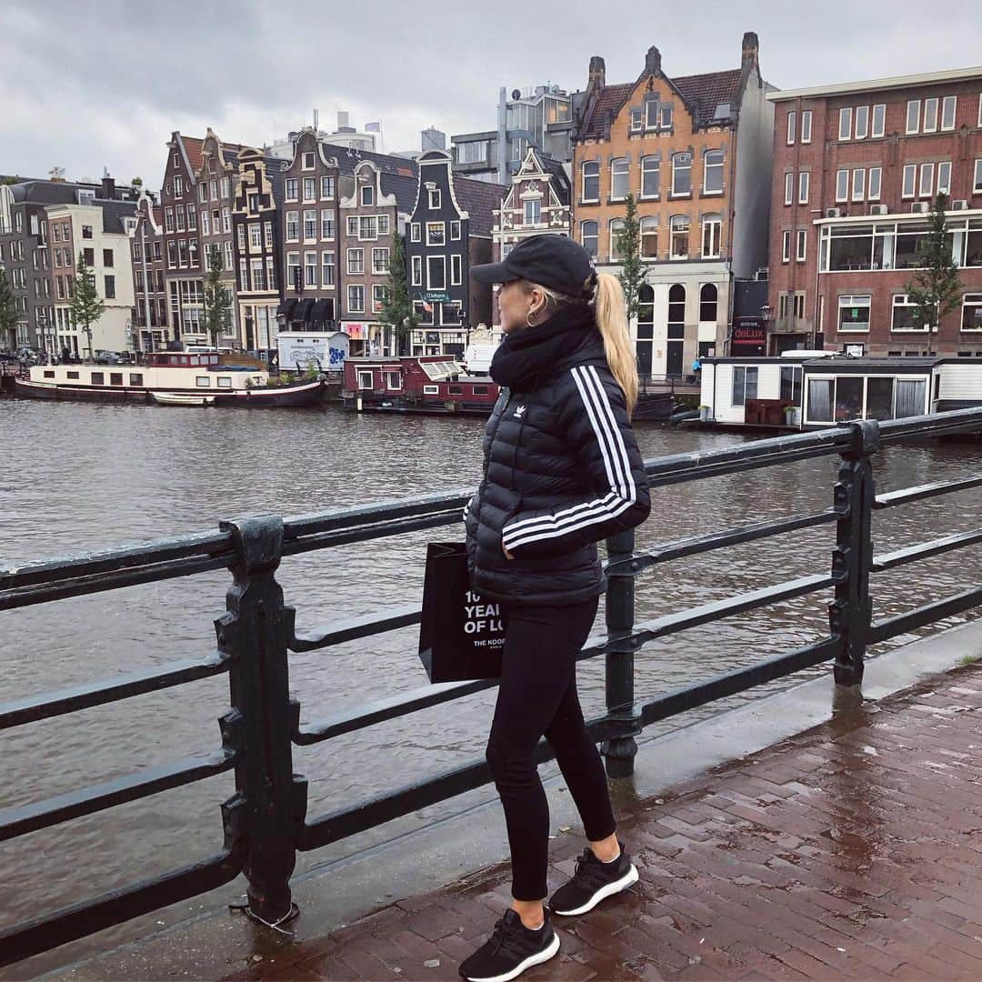 Nina Neuerのインスタグラム：「Exploring Amsterdam in a day 🍂」