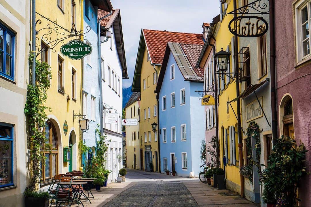 Rosetta Stoneさんのインスタグラム写真 - (Rosetta StoneInstagram)「"This was taken in the southern Bavarian town of Füssen, Germany. It's the type of town that makes you feel like you're living in a fairy tale." 📸 @wanderreds #RosettaSessions  If you could travel anywhere in the world to practice your new language, what city would you visit? . . . #travel #germany #german #fussen #bavarian #fairytale #learnlanguages」10月12日 1時29分 - rosettastone
