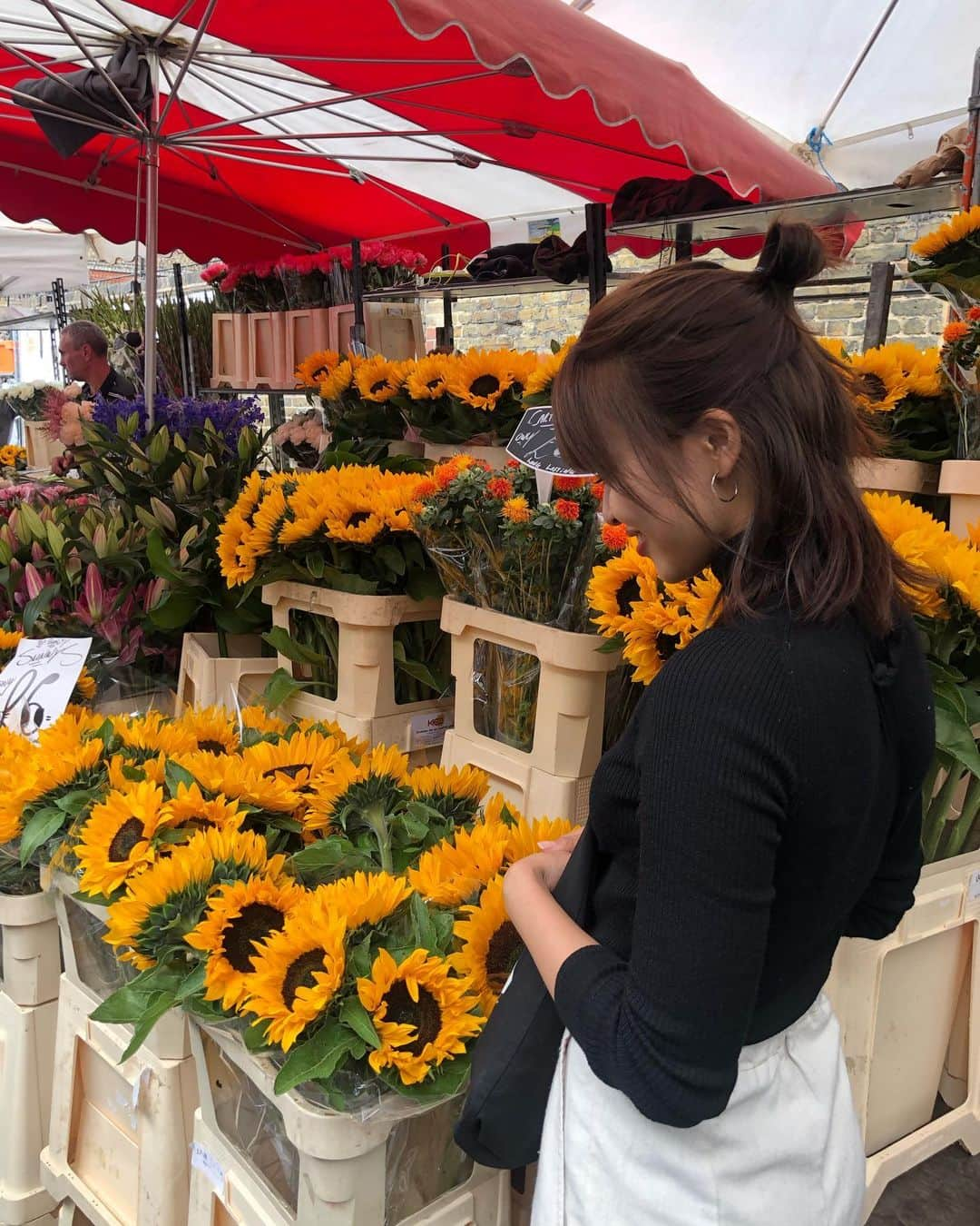 三原勇希さんのインスタグラム写真 - (三原勇希Instagram)「日曜日はフラワーマーケットへ💐🌼🌷🌺 旅だから持って帰れないけど楽しい。 近くで買い食いしてカナル沿いをお散歩🦢 #columbiaflowermarket」10月12日 1時45分 - yuukimeehaa