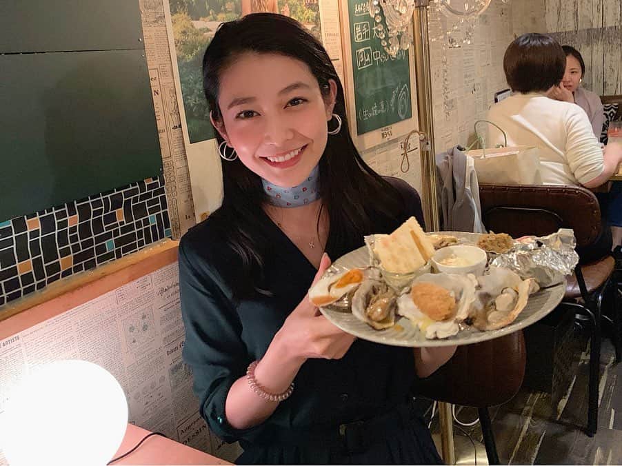 Karunaさんのインスタグラム写真 - (KarunaInstagram)「ㅤㅤㅤ 可愛いあの子と東京でも牡蠣🤤🍷 いろんな種類＆調理方法で牡蠣が 食べられるから欲張っちゃった🐷！ チーズ料理も美味しくてオススメ🧀 理奈ちゃんありがと楽しかったぁ💓 ㅤㅤㅤ なんとか新幹線の席をおさえられて、 予定通りに帰れたけど台風が心配🌀 広島でも窓の外からすごい音する… 被害が大きくならない事を祈ります。 ㅤㅤㅤ #UMIバル #牡蠣 #新宿西口 #ワイン #オイスターバー #東京グルメ #穴場」10月12日 1時40分 - karuna0520