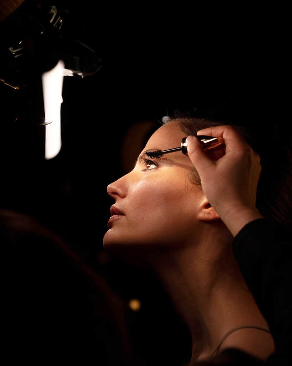 のインスタグラム：「@wendyrowe doing final touch ups for @maxfactor lash revival ad 👁 👁」