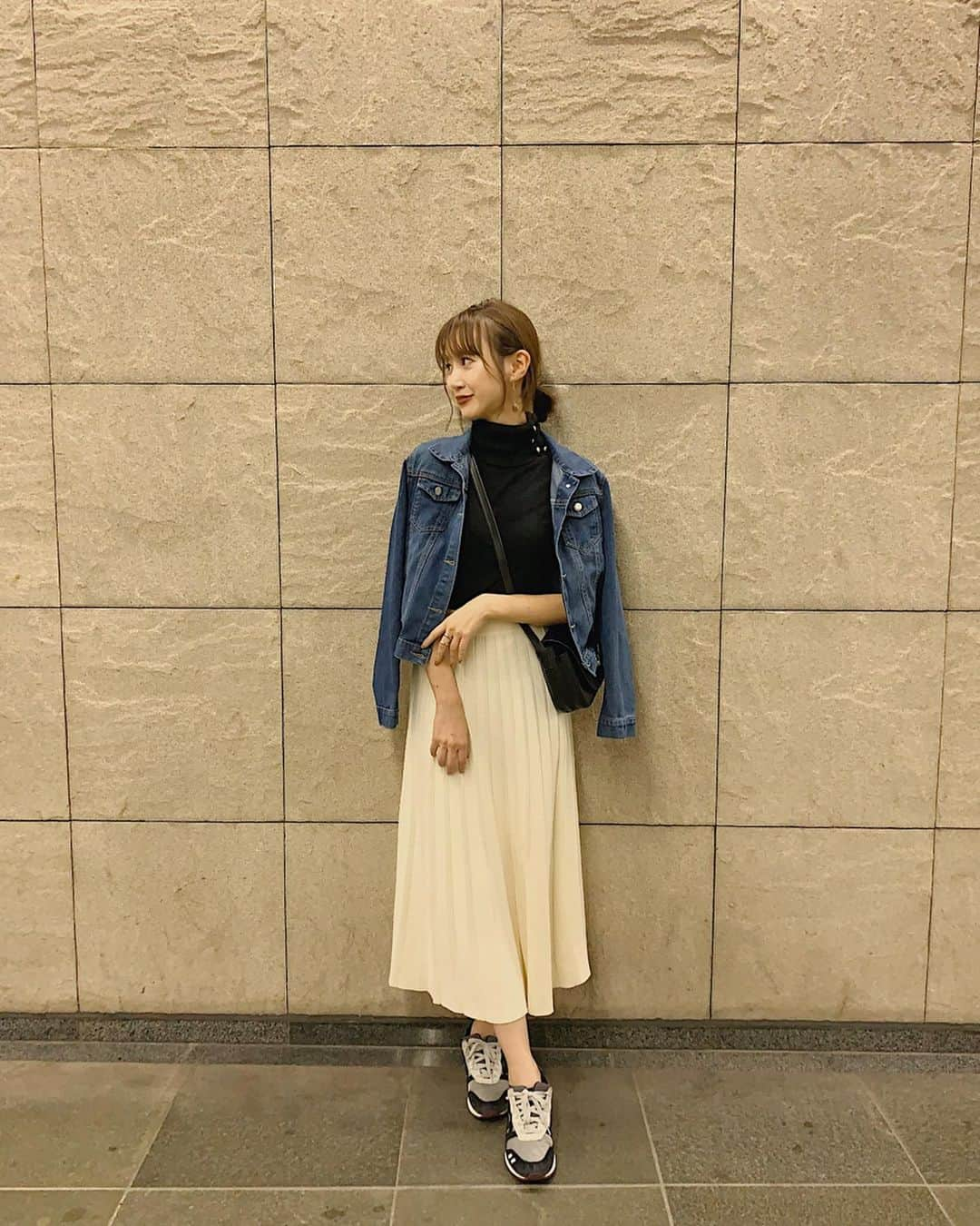 川本彩さんのインスタグラム写真 - (川本彩Instagram)「明日の対策🌪をしていたら寝るの遅くなりそうな今夜...🌙﻿ ﻿ jacket skirt @fifth_store﻿ knit 恐らく10年程前の...!笑﻿ ﻿ 10年前のお気に入りニットが衣替えしたら出てきた！ので着てみた。状態良いまま保管されてた、、！嬉しい🥰﻿ そしてこのプリーツニットスカート柔らかいしシワできないし最高⭐︎﻿ コンパクトデニムジャケットはハイウエストのものとのバランスよくて◎プチプラとは思えぬクオリティ✨﻿ ﻿ さ、休憩出来たし残り終わらせて寝よう💤！﻿ ﻿ #fashion #coordinate #code #ootd #outfit #instafashion #fifth #fifthtl  #bag #ファッション #フィフス  #コーデ  #カジュアル #ロングスカート #高身長コーデ  #スカートコーデ #プリーツニットスカート　#コンパクトデニムジャケット﻿ @fifth_store ←40%offでした🦋」10月12日 1時53分 - aya_kawamoto