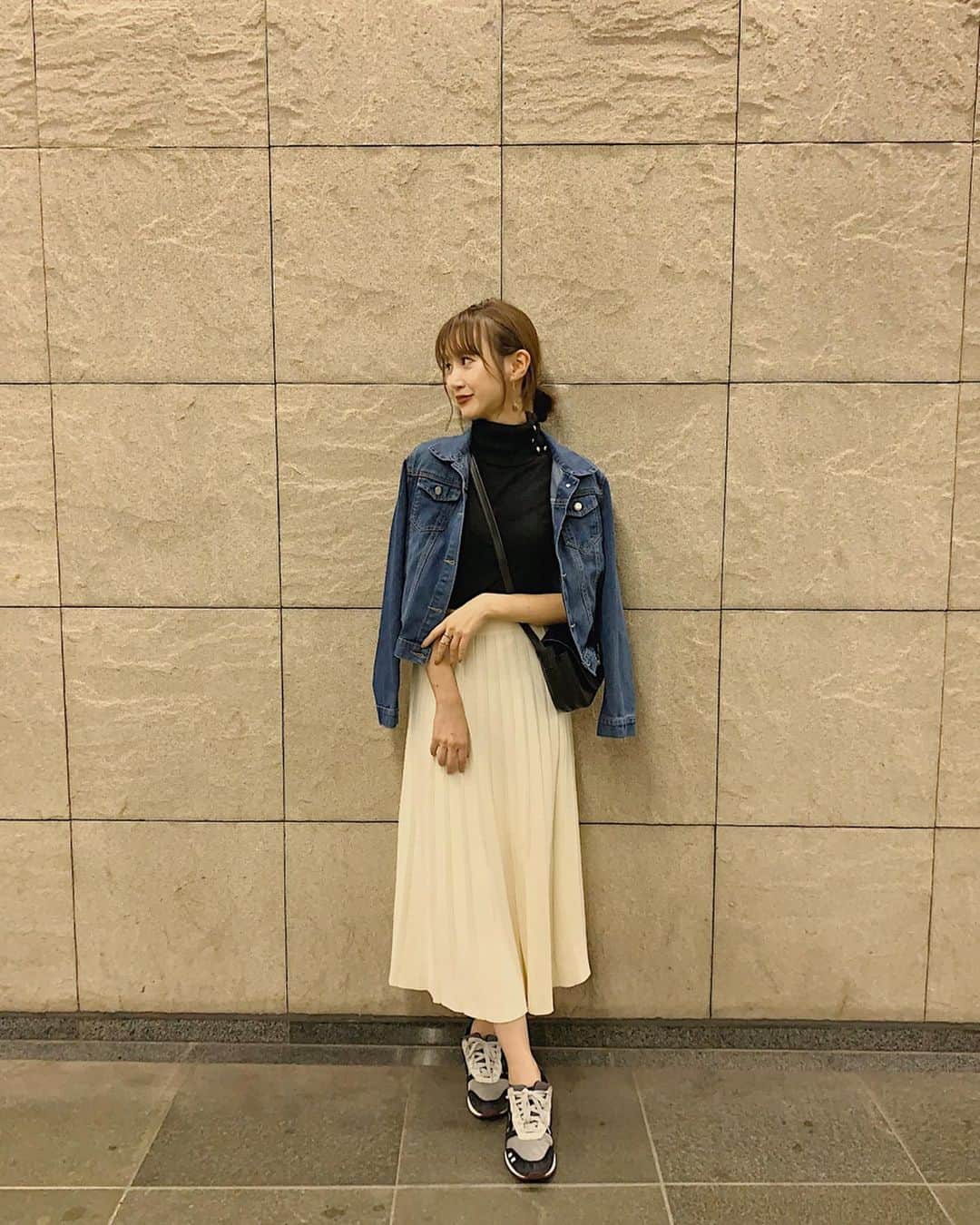 のインスタグラム：「明日の対策🌪をしていたら寝るの遅くなりそうな今夜...🌙﻿ ﻿ jacket skirt @fifth_store﻿ knit 恐らく10年程前の...!笑﻿ ﻿ 10年前のお気に入りニットが衣替えしたら出てきた！ので着てみた。状態良いまま保管されてた、、！嬉しい🥰﻿ そしてこのプリーツニットスカート柔らかいしシワできないし最高⭐︎﻿ コンパクトデニムジャケットはハイウエストのものとのバランスよくて◎プチプラとは思えぬクオリティ✨﻿ ﻿ さ、休憩出来たし残り終わらせて寝よう💤！﻿ ﻿ #fashion #coordinate #code #ootd #outfit #instafashion #fifth #fifthtl  #bag #ファッション #フィフス  #コーデ  #カジュアル #ロングスカート #高身長コーデ  #スカートコーデ #プリーツニットスカート　#コンパクトデニムジャケット﻿ @fifth_store ←40%offでした🦋」