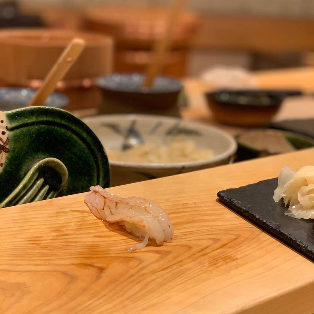 沢瀉美緒さんのインスタグラム写真 - (沢瀉美緒Instagram)「※ Triple M dinner with sushi 🍣 . 今夜はトリプルMでお寿司ナイト✨ @miki__yoshida @mie721 @mio_omodaka 🤣 . 小さめのシャリで写真以外にも たくさん握ってくださったご主人。 . カウンターのお隣さんとも仲良く おしゃべりしながら美味しいお寿司と お酒に舌鼓🥃🍾🍺 . 台風に備えて少し早めに解散しました。 . . #sushi #お寿司 #鮨 #三原橋銀九郎 #銀九郎」10月12日 1時49分 - mio_omodaka