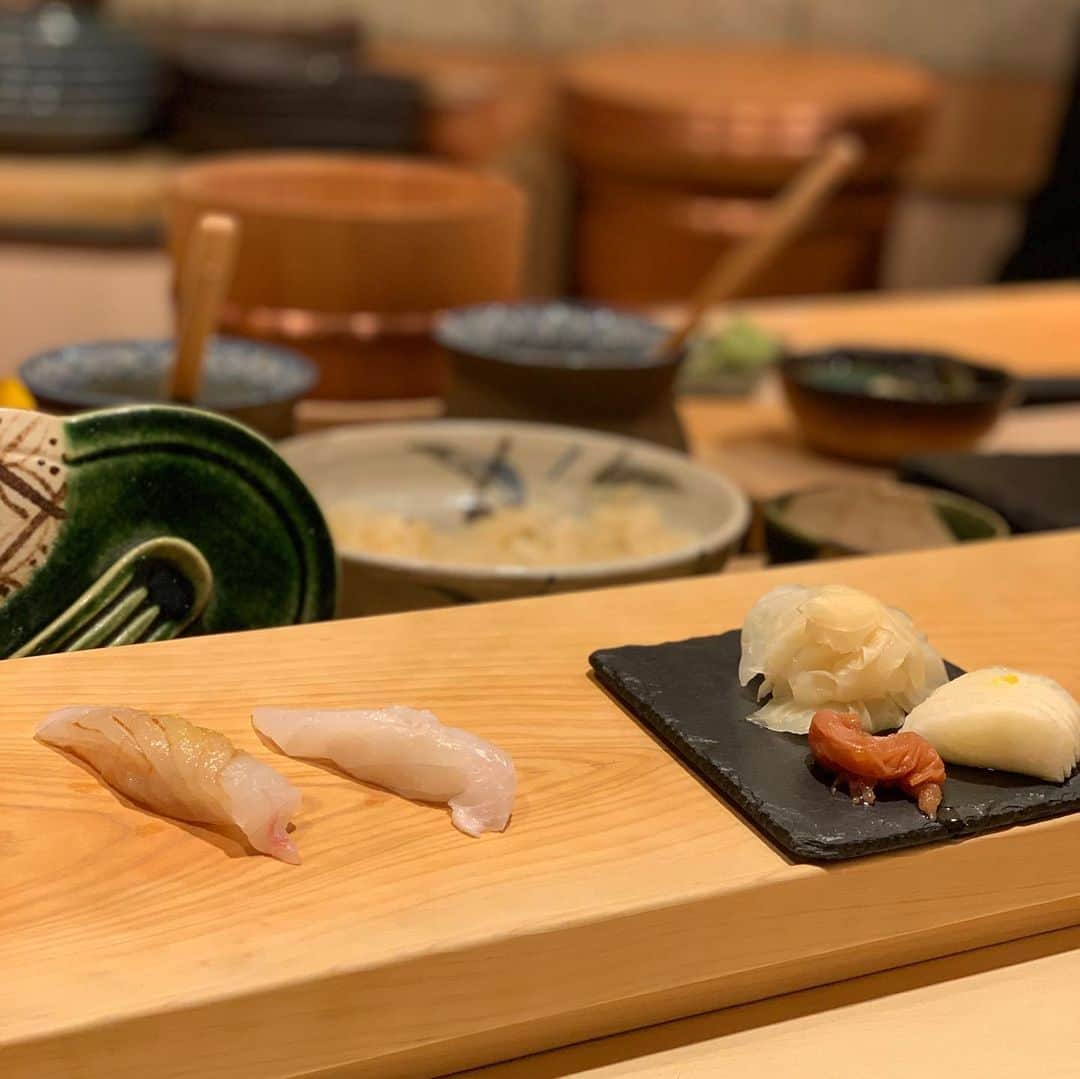 沢瀉美緒さんのインスタグラム写真 - (沢瀉美緒Instagram)「※ Triple M dinner with sushi 🍣 . 今夜はトリプルMでお寿司ナイト✨ @miki__yoshida @mie721 @mio_omodaka 🤣 . 小さめのシャリで写真以外にも たくさん握ってくださったご主人。 . カウンターのお隣さんとも仲良く おしゃべりしながら美味しいお寿司と お酒に舌鼓🥃🍾🍺 . 台風に備えて少し早めに解散しました。 . . #sushi #お寿司 #鮨 #三原橋銀九郎 #銀九郎」10月12日 1時49分 - mio_omodaka