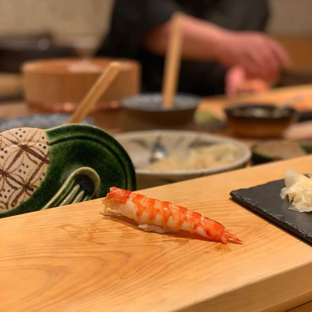 沢瀉美緒さんのインスタグラム写真 - (沢瀉美緒Instagram)「※ Triple M dinner with sushi 🍣 . 今夜はトリプルMでお寿司ナイト✨ @miki__yoshida @mie721 @mio_omodaka 🤣 . 小さめのシャリで写真以外にも たくさん握ってくださったご主人。 . カウンターのお隣さんとも仲良く おしゃべりしながら美味しいお寿司と お酒に舌鼓🥃🍾🍺 . 台風に備えて少し早めに解散しました。 . . #sushi #お寿司 #鮨 #三原橋銀九郎 #銀九郎」10月12日 1時49分 - mio_omodaka