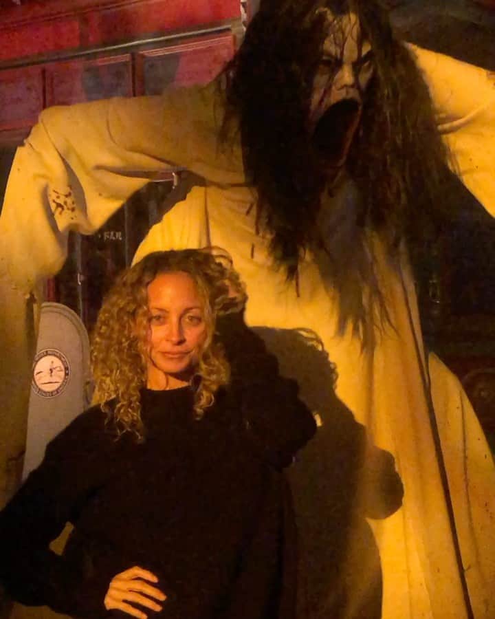 ニコール・リッチーのインスタグラム：「How I approach all of the demons in my life @horrornights」