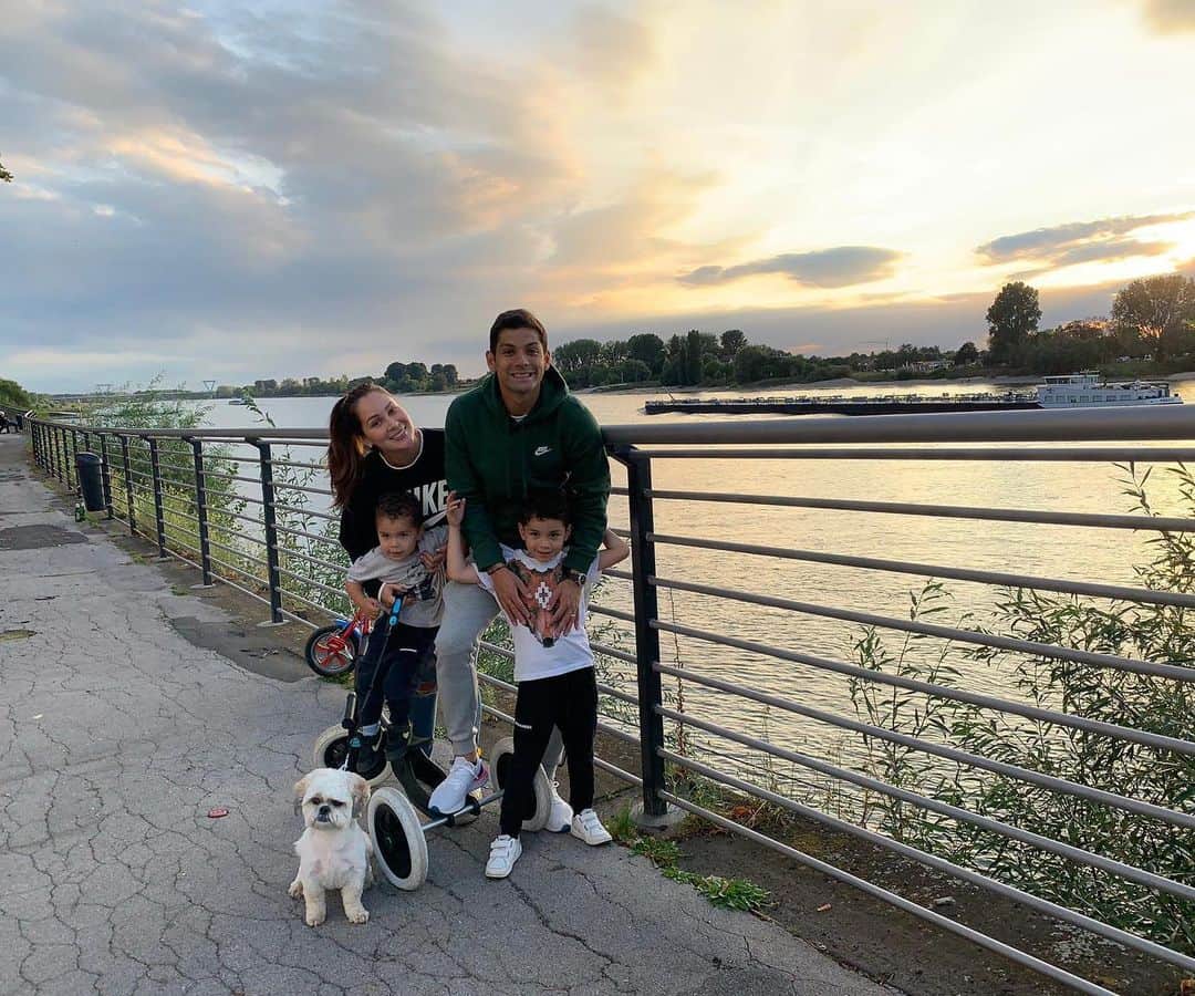 クリスチャン・ガンボアのインスタグラム：「Family time ... Familienzeit 💙🙌🏽🤘🏽🤘🏽🤙🏻 @melsaru」