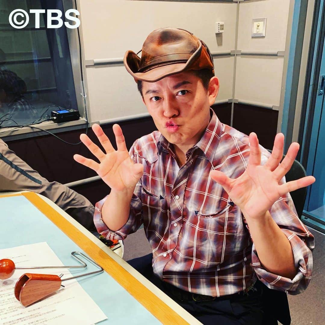 TBS「ジョブチューン」さんのインスタグラム写真 - (TBS「ジョブチューン」Instagram)「今週の「ジョブチューン」（TBS系列）は！ ⭐️セブン-イレブンのスイーツを超一流のスイーツ職人がジャッジ❗️ ▼セブン-イレブンの大人気商品「金のシリーズ」「ホットスナック」「冷凍食品」へのギモンを全て解決スペシャル🎉  10/12（土）よる7時〜放送です！ 皆さん、どうぞお楽しみに🌿🌿🌿 （※関東地域は、よる6:55〜放送） ・ ・ ◎こちらは誰でしょうか？🤳☺️ 正解は2枚目の写真で！！・ ・  #ネプチューン #名倉潤 #原田泰造 #堀内健 #バナナマン #設楽統 #日村勇紀 #土田晃之 #田中みな実 #吉谷彩子 #的場浩司 #柴田理恵 #石塚英彦 #小宮浩信 #井戸田潤 #ハンバーグ師匠 #セブンイレブン#コンビニ #芸人 #ジョブチューン #tbs #バラエティ #アナウンサー #小林廣輝」10月12日 2時05分 - jobtune_tbs