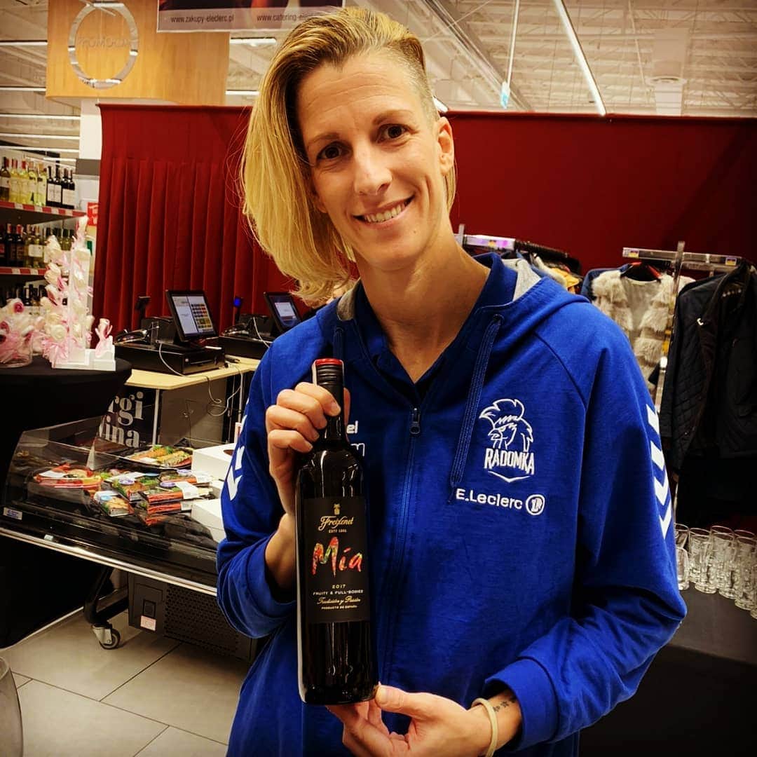 ミア・イエルコフのインスタグラム：「E.Leclerc presentation and wine tasting, Mia 🍷 wine 🔥😁❤️ #radomkaradom」