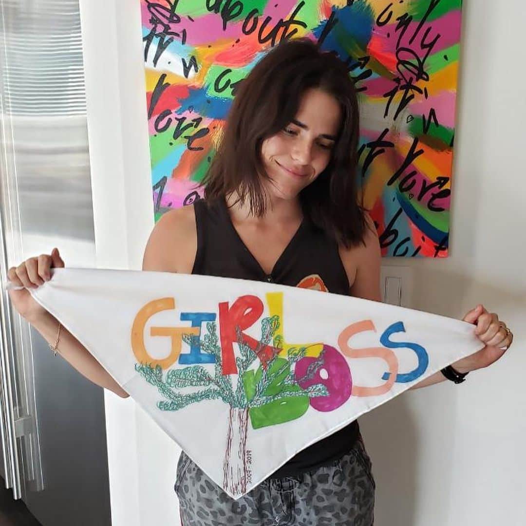 カーラ・ソウザのインスタグラム：「Today is #DayoftheGirl & I am supporting the #BandanaProjectChallenge to raise awareness about sexual violence against farmworker girls. Support @mujerxsrising @activistmonicaramirez work, incl. their project to build power w/ farmworker girls: http://bit.ly/2VqcjYG」