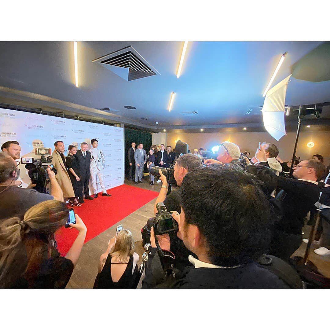 小林直己さんのインスタグラム写真 - (小林直己Instagram)「It was fantastic moments at The London Film Festival.  プレミア上映が無事に終わりました。  It was an honor to be at the festival for the premiere of EARTHQUAKE BIRD with @washwest #AliciaVicander and @the jackhuston  I can't wait to be released the film on November 15th on #Netflix .  ロンドン映画祭での上映が終了し、素晴らしいキャストとクルーに感謝しています。 僕から見ても興味深い日本の描写と、深い内容に、会場の皆さんも大きなインパクトを受けていました。  そして、Q and Aもとても盛り上がりました！  皆さん、ぜひ #アースクエイクバード の配信を楽しみにしていてください。11/15、Netflixにて世界同時配信です。  @netflixfilm  #EXILE #三代目JSOULBROTHERS #三代目JSOULBROTHERSfromEXILETRIBE #三代目JSB #三代目 #3jsb #ldh #小林直己 #NaokiKobayashi  #Earthquakebird #netflix #london #lff #bfi @tomford #TomFord @gq #gq #ネットフリックス #ネトフリ #映画祭 #一生の思い出 #ここからがスタート #世界に影響を与える人になりたい #台風情報を欠かさないでくださいね」10月12日 2時17分 - naokikobayashi_works