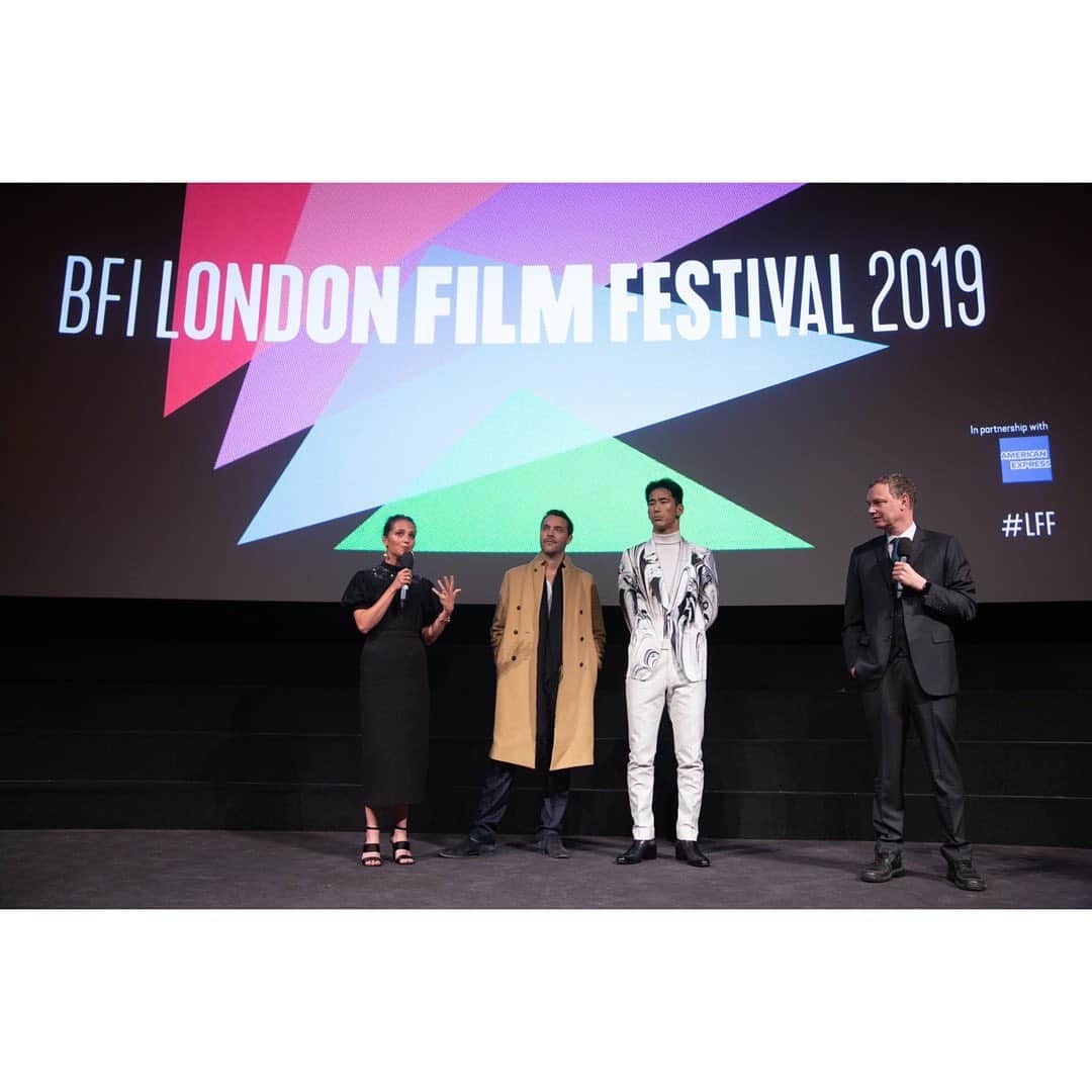 小林直己さんのインスタグラム写真 - (小林直己Instagram)「It was fantastic moments at The London Film Festival.  プレミア上映が無事に終わりました。  It was an honor to be at the festival for the premiere of EARTHQUAKE BIRD with @washwest #AliciaVicander and @the jackhuston  I can't wait to be released the film on November 15th on #Netflix .  ロンドン映画祭での上映が終了し、素晴らしいキャストとクルーに感謝しています。 僕から見ても興味深い日本の描写と、深い内容に、会場の皆さんも大きなインパクトを受けていました。  そして、Q and Aもとても盛り上がりました！  皆さん、ぜひ #アースクエイクバード の配信を楽しみにしていてください。11/15、Netflixにて世界同時配信です。  @netflixfilm  #EXILE #三代目JSOULBROTHERS #三代目JSOULBROTHERSfromEXILETRIBE #三代目JSB #三代目 #3jsb #ldh #小林直己 #NaokiKobayashi  #Earthquakebird #netflix #london #lff #bfi @tomford #TomFord @gq #gq #ネットフリックス #ネトフリ #映画祭 #一生の思い出 #ここからがスタート #世界に影響を与える人になりたい #台風情報を欠かさないでくださいね」10月12日 2時17分 - naokikobayashi_works