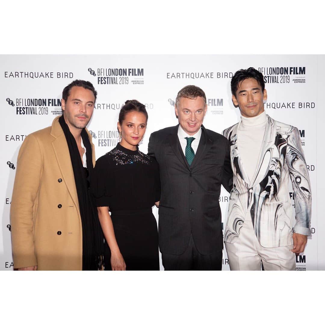 のインスタグラム：「It was fantastic moments at The London Film Festival.  プレミア上映が無事に終わりました。  It was an honor to be at the festival for the premiere of EARTHQUAKE BIRD with @washwest #AliciaVicander and @the jackhuston  I can't wait to be released the film on November 15th on #Netflix .  ロンドン映画祭での上映が終了し、素晴らしいキャストとクルーに感謝しています。 僕から見ても興味深い日本の描写と、深い内容に、会場の皆さんも大きなインパクトを受けていました。  そして、Q and Aもとても盛り上がりました！  皆さん、ぜひ #アースクエイクバード の配信を楽しみにしていてください。11/15、Netflixにて世界同時配信です。  @netflixfilm  #EXILE #三代目JSOULBROTHERS #三代目JSOULBROTHERSfromEXILETRIBE #三代目JSB #三代目 #3jsb #ldh #小林直己 #NaokiKobayashi  #Earthquakebird #netflix #london #lff #bfi @tomford #TomFord @gq #gq #ネットフリックス #ネトフリ #映画祭 #一生の思い出 #ここからがスタート #世界に影響を与える人になりたい #台風情報を欠かさないでくださいね」