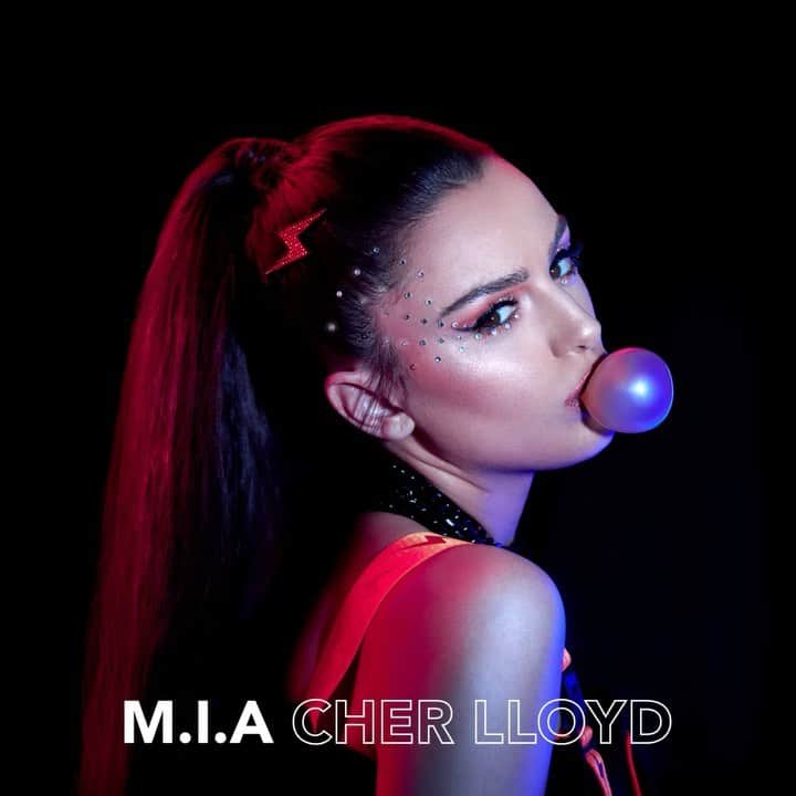 シェール・ロイドのインスタグラム：「M.I.A is OUT NOW !! You can stream + watch the video using the link in my bio.  So amazing to see so many of you loving it already 💜💜💜」