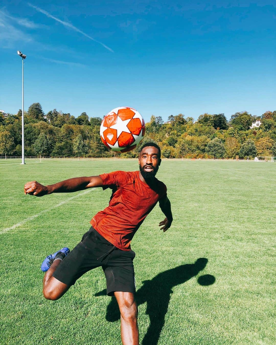 ヨハン・ジュルーさんのインスタグラム写真 - (ヨハン・ジュルーInstagram)「👀⚽️⏱ #football #cantwait」10月12日 2時36分 - johan_djourou