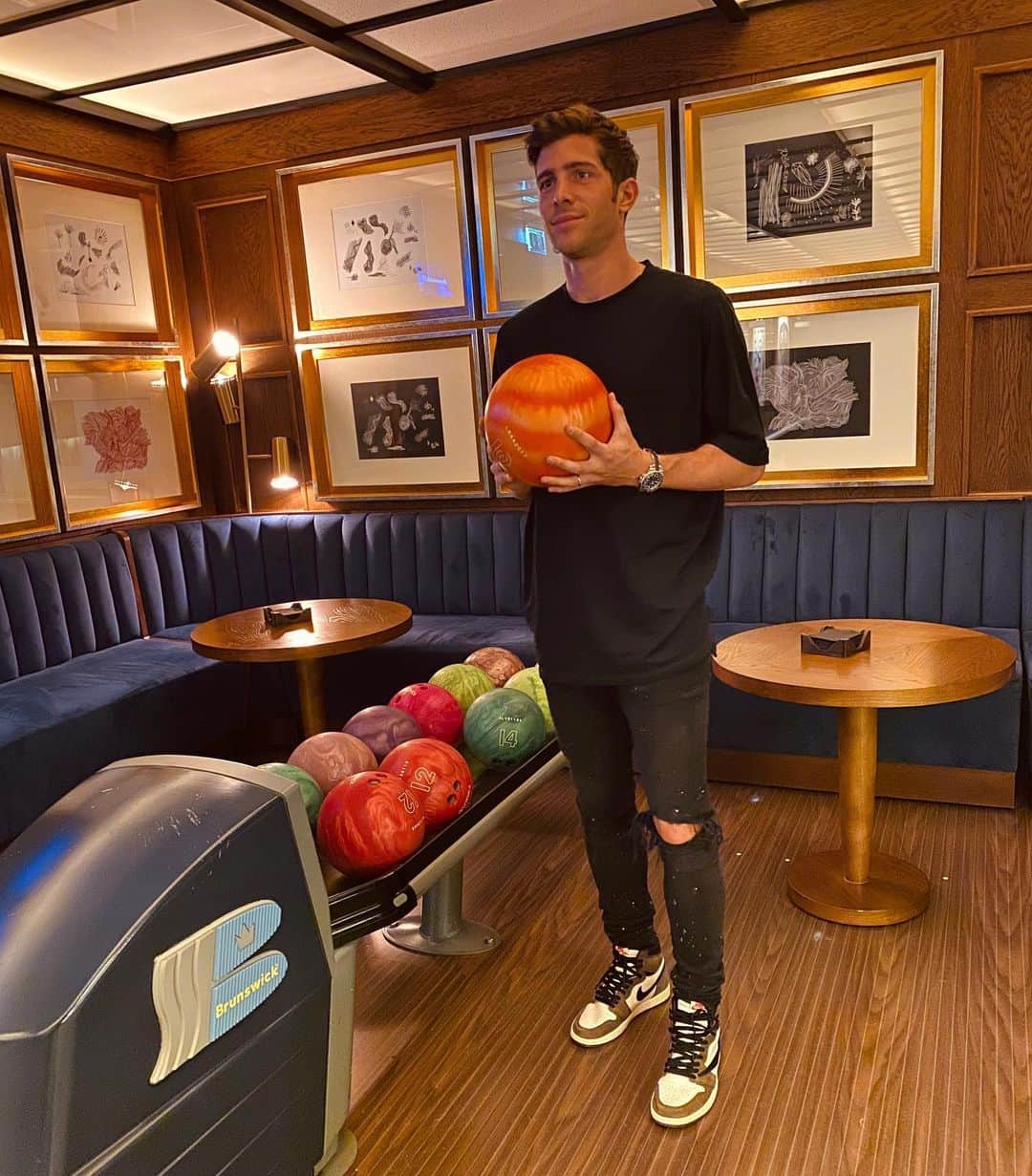 セルジ・ロベルトのインスタグラム：「Strike? 🎳💥」