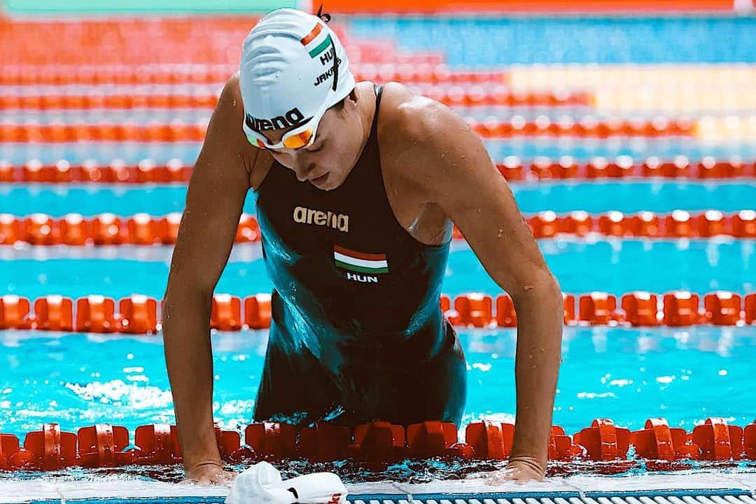ズザンナ・ヤカボスのインスタグラム：「Vííízbőőől 😁  First day in Berlin brought me silver🥈  i guess @hosszukatinka enjoyed our race again 😝 #swc2019 #swimmingworldcup #fina #200fly #imhotcauseimfly」