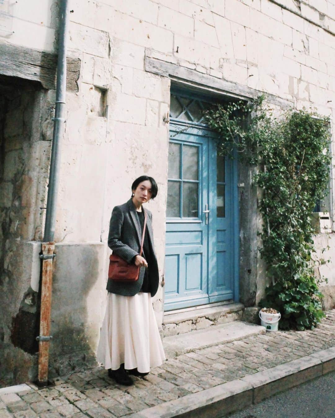 高山都さんのインスタグラム写真 - (高山都Instagram)「古くて可愛らしい街並みは、ついつい小さな道とか花たちを探して歩いてしまう。 フランスDAY3 こっちでは、みんなジャケットを小粋にサラリと着ていて、そういうスタイルを見るのも楽しい。 JK @isabelmarant  Tshirt @aton_tokyo  skirt #framework  bag @loewe  boots @31philliplim  #都ふく スカートはコラボで作らせてもらったもの。 赤と白持ってきて、ホントに着心地よく、何にでも合う。 #フランス #🇫🇷 #ロワール #都の旅の記録  #loirevalley @loirevalleytourism」10月12日 3時19分 - miyare38