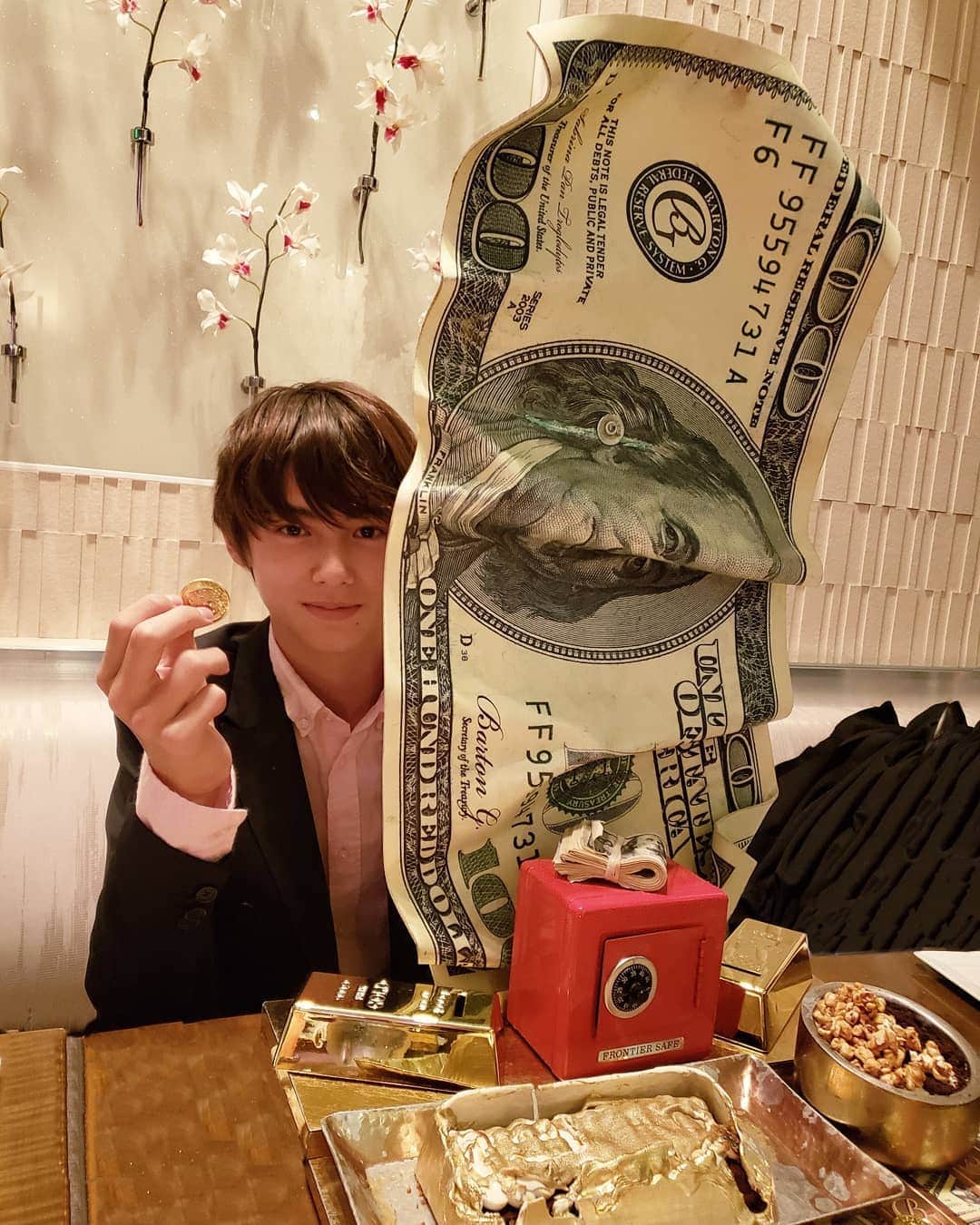 翔さんのインスタグラム写真 - (翔Instagram)「Look at all this food🥩🧀🥗🍟🍓 お友達の誕生日をお祝いしに🎂 ゲーセンからのレストラン🎮 * * #birthday #お誕生日おめでとう #losangeles #bartong #gaming #daveandbusters」10月12日 3時31分 - sho0509official