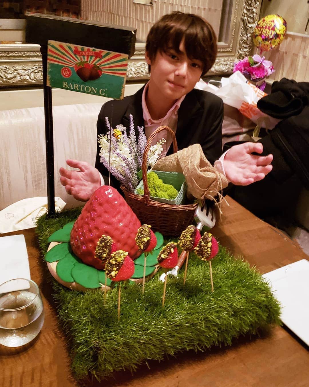 翔さんのインスタグラム写真 - (翔Instagram)「Look at all this food🥩🧀🥗🍟🍓 お友達の誕生日をお祝いしに🎂 ゲーセンからのレストラン🎮 * * #birthday #お誕生日おめでとう #losangeles #bartong #gaming #daveandbusters」10月12日 3時31分 - sho0509official