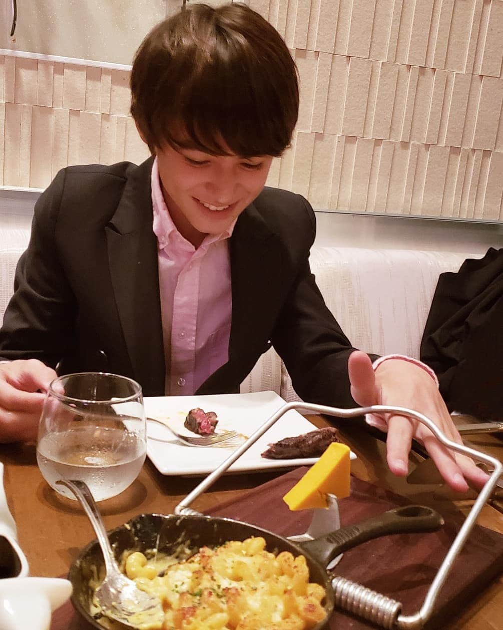 翔さんのインスタグラム写真 - (翔Instagram)「Look at all this food🥩🧀🥗🍟🍓 お友達の誕生日をお祝いしに🎂 ゲーセンからのレストラン🎮 * * #birthday #お誕生日おめでとう #losangeles #bartong #gaming #daveandbusters」10月12日 3時31分 - sho0509official