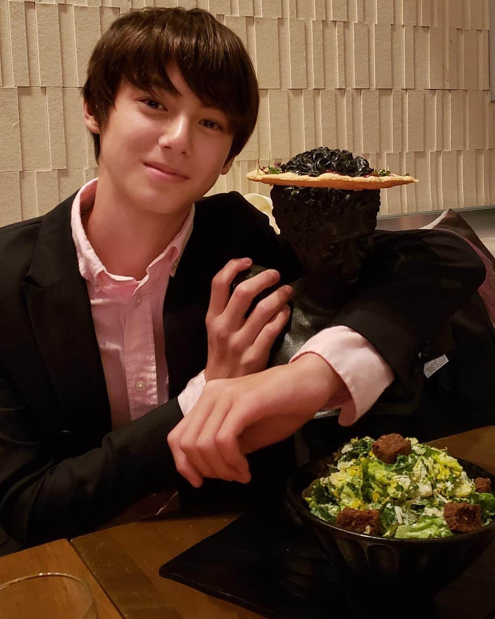 翔さんのインスタグラム写真 - (翔Instagram)「Look at all this food🥩🧀🥗🍟🍓 お友達の誕生日をお祝いしに🎂 ゲーセンからのレストラン🎮 * * #birthday #お誕生日おめでとう #losangeles #bartong #gaming #daveandbusters」10月12日 3時31分 - sho0509official