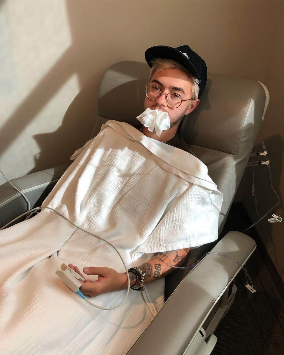 ジャック・ジョンソンさんのインスタグラム写真 - (ジャック・ジョンソンInstagram)「Got my wisdom teeth out hope you didn’t miss me too much. And yeah my lips crustier than a tumbleweed after 4 months of tumbling, I know, hop off my dick please.」10月12日 3時34分 - jvck.j